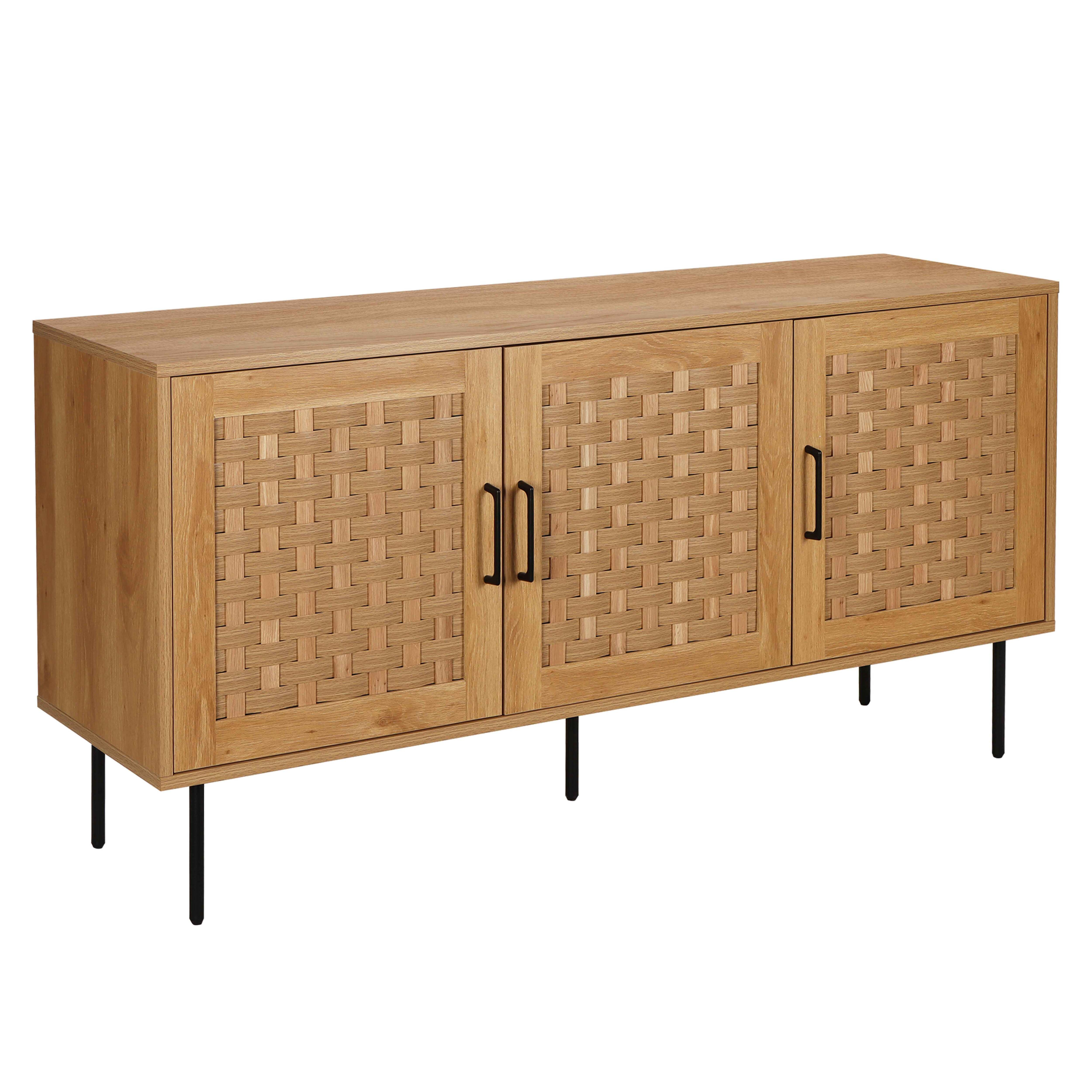 Ein helles Holzschrank mit drei gewebten Türen, schwarzen Griffen und schwarzen Beinen, isoliert auf Weiß.