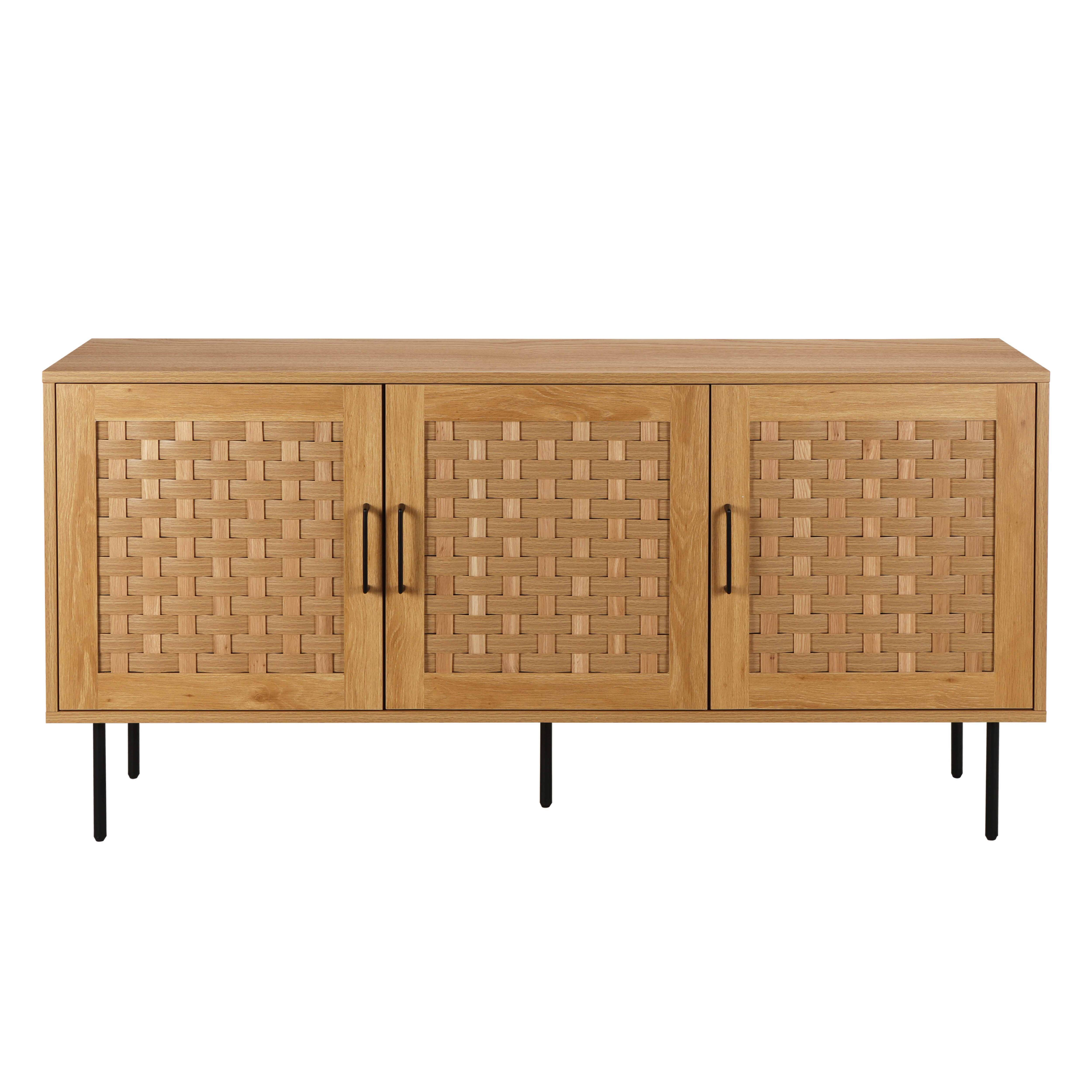 Holzschrank mit drei Türen. Türen haben ein gewebtes Muster. Schwarze Beine stützen den Schrank.
