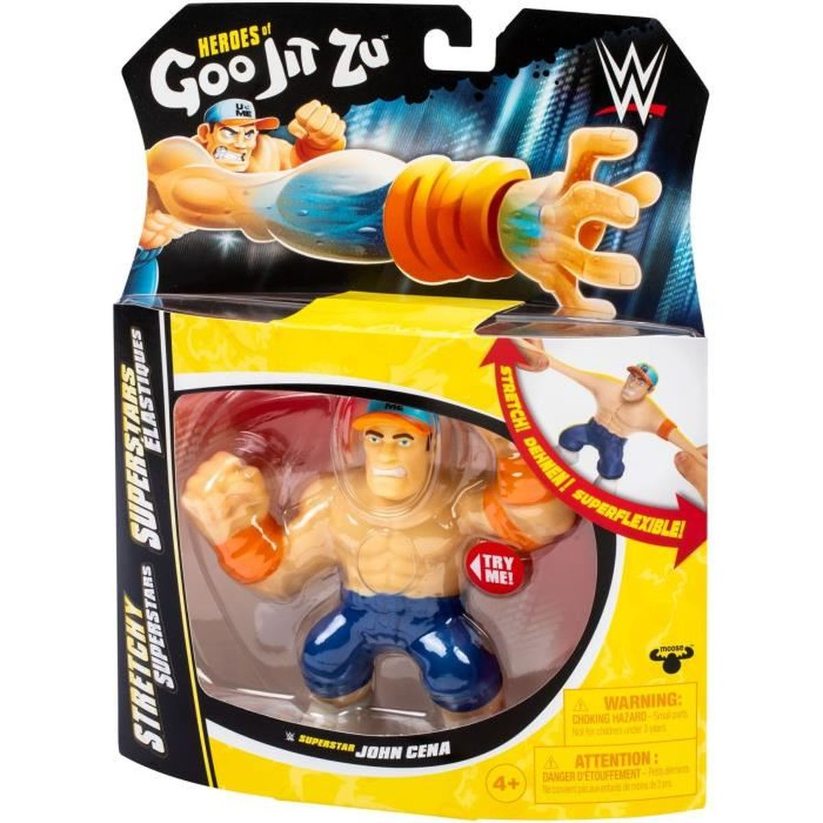 Eine John Cena Actionfigur in der Verpackung. Die Figur ist muskulös und trägt eine Kappe, blaue Shorts und orangefarbene Armbänder.