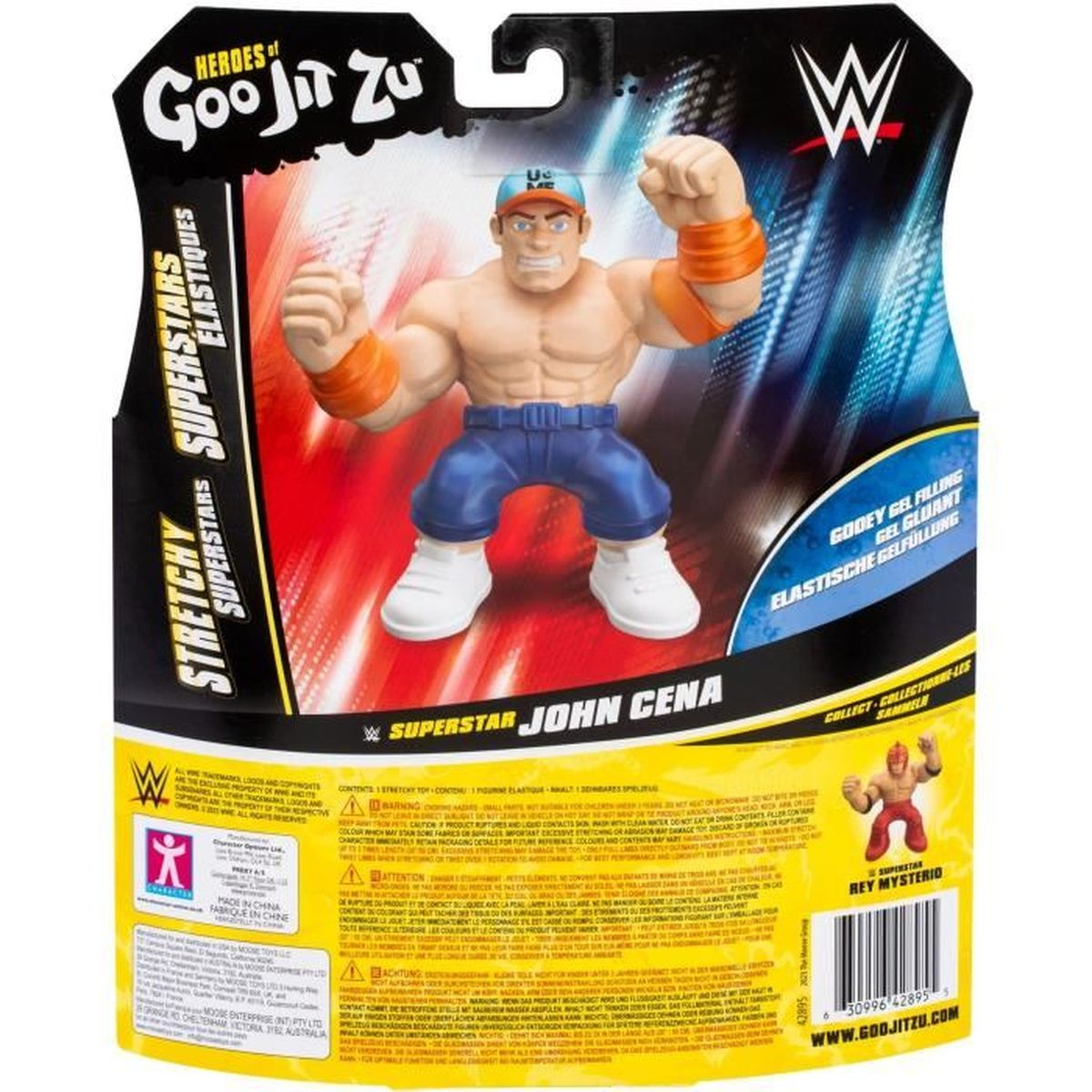 Eine John Cena Actionfigur in blauen Jeans, weißen Schuhen, orangefarbenen Armbändern und einer blauen Kappe auf einer Produktverpackung.