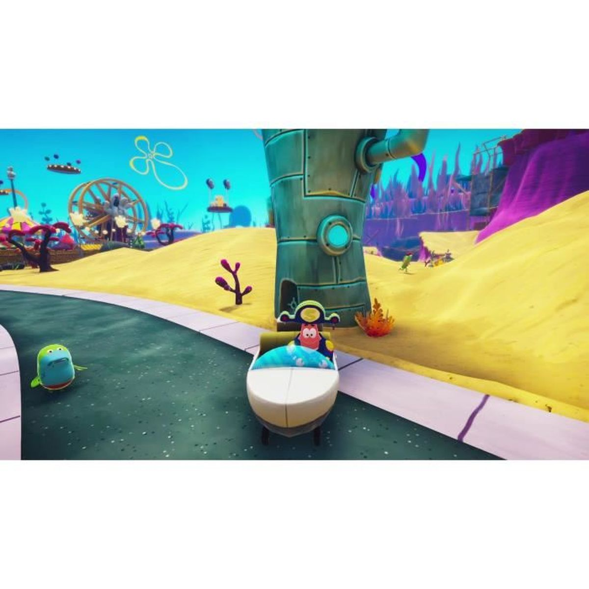 Scena del gioco di Spongebob con Patrick su una barca, una creatura verde e un paesaggio sabbioso con edifici.