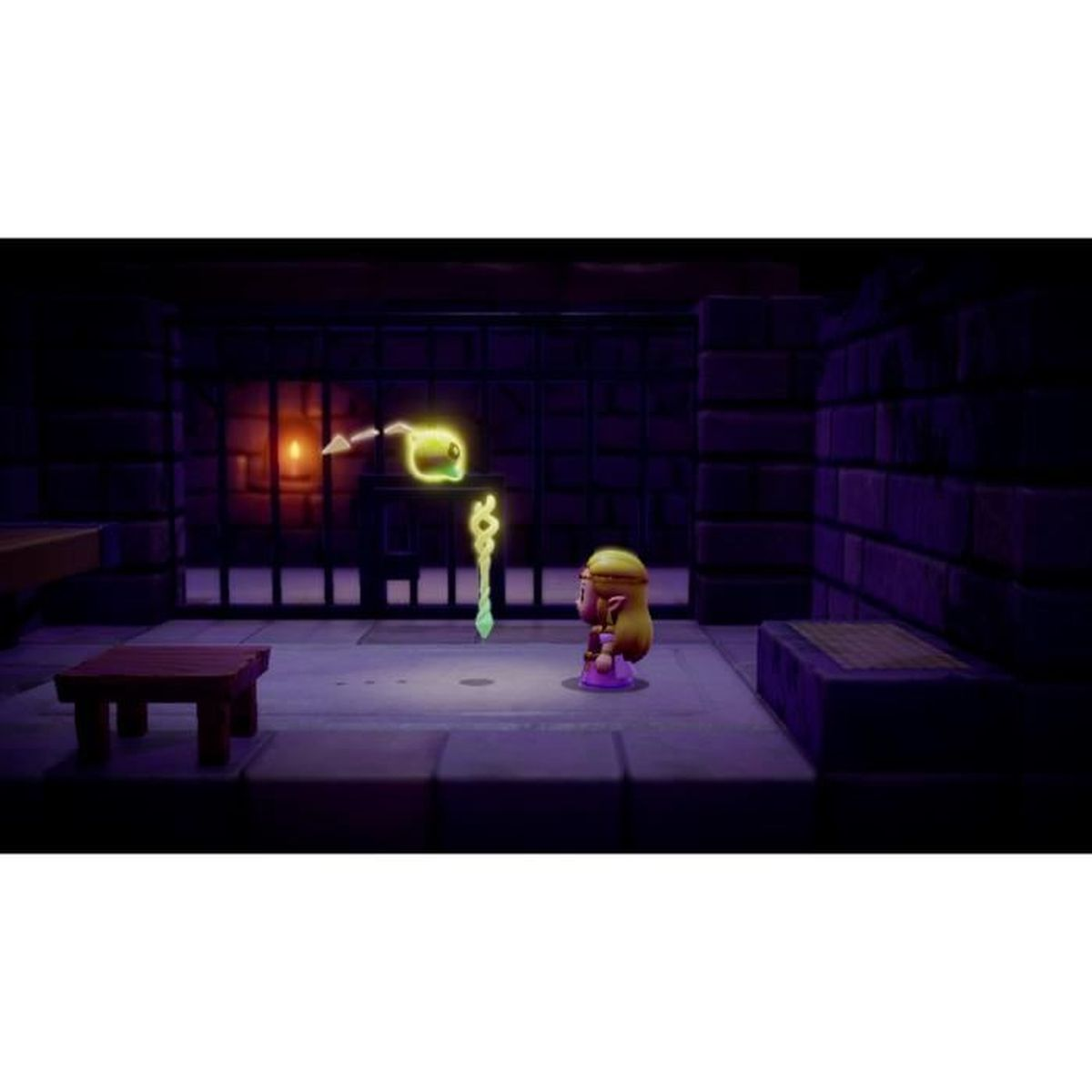 Un personaggio è in un dungeon. Una chiave e una creatura luminosa fluttuano davanti a un cancello. Un tavolo è a sinistra.