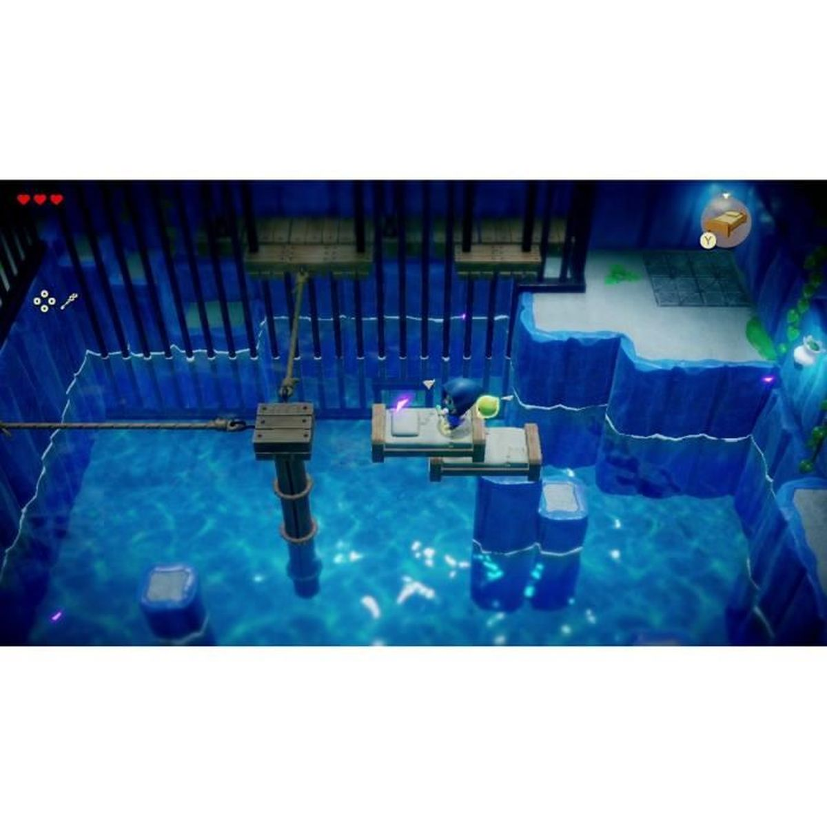 Un personaggio è in piedi su un letto che galleggia in acqua blu. La scena è un ambiente di videogiochi con strutture e piattaforme.