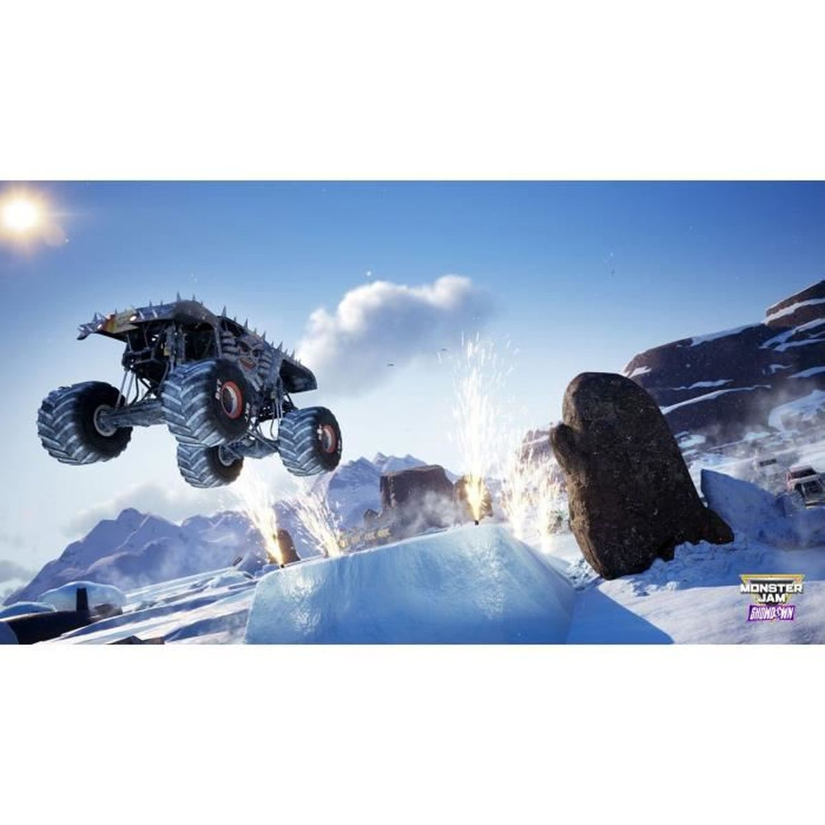 Un monster truck salta su un paesaggio innevato. Scintille eruttano dal ghiaccio. Montagne e cielo blu sullo sfondo.