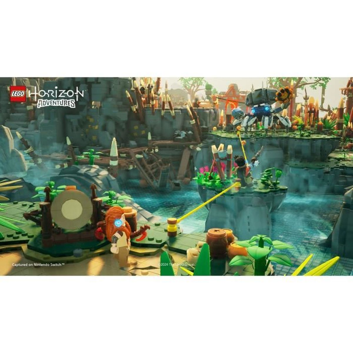 Una scena di Lego Horizon Adventures. Sono presenti personaggi con archi, un robot e un gong. Lo sfondo mostra un fiume e strutture.