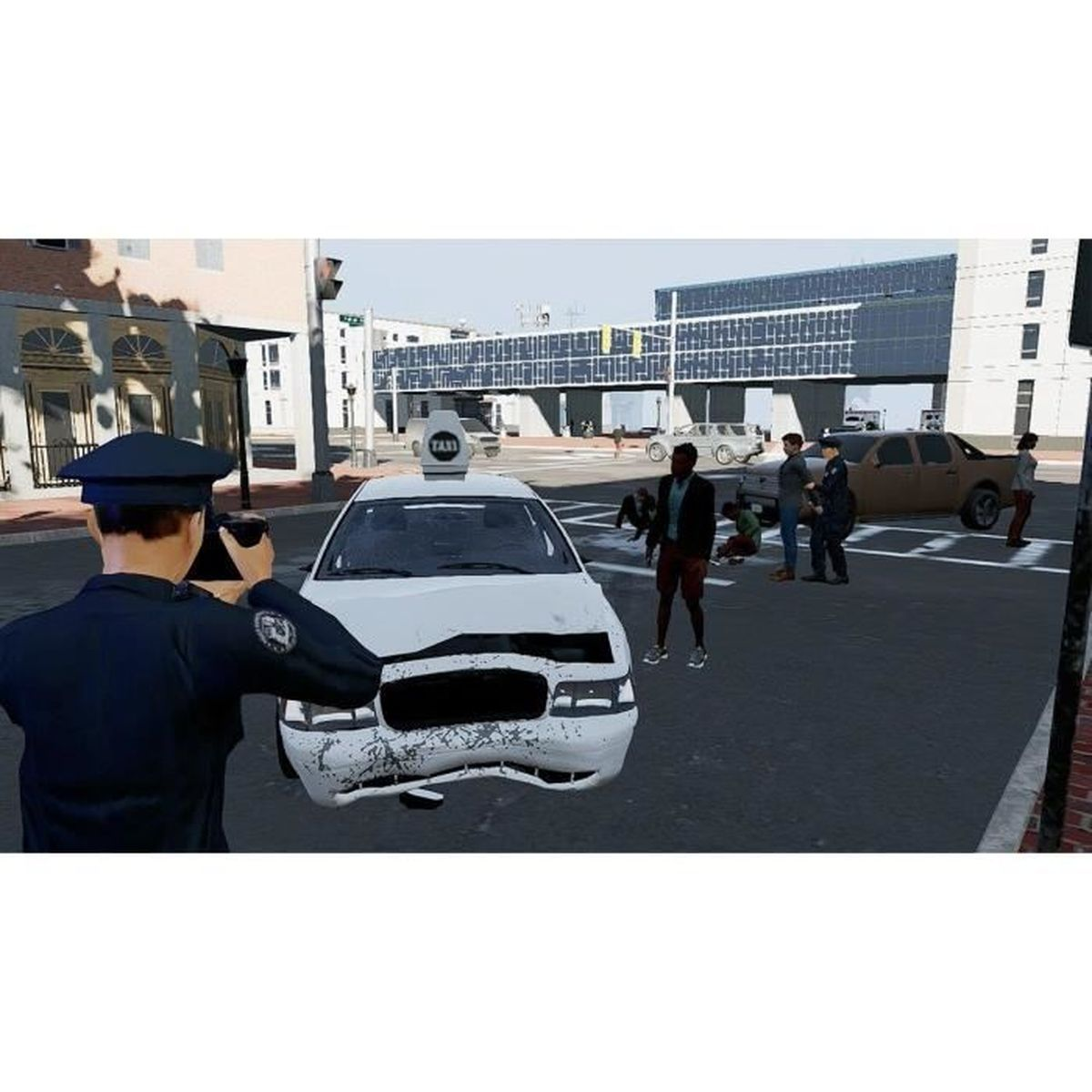 Un ufficiale di polizia fotografa un taxi danneggiato a un incrocio. Persone sono nelle vicinanze, alcune sembrano ferite.