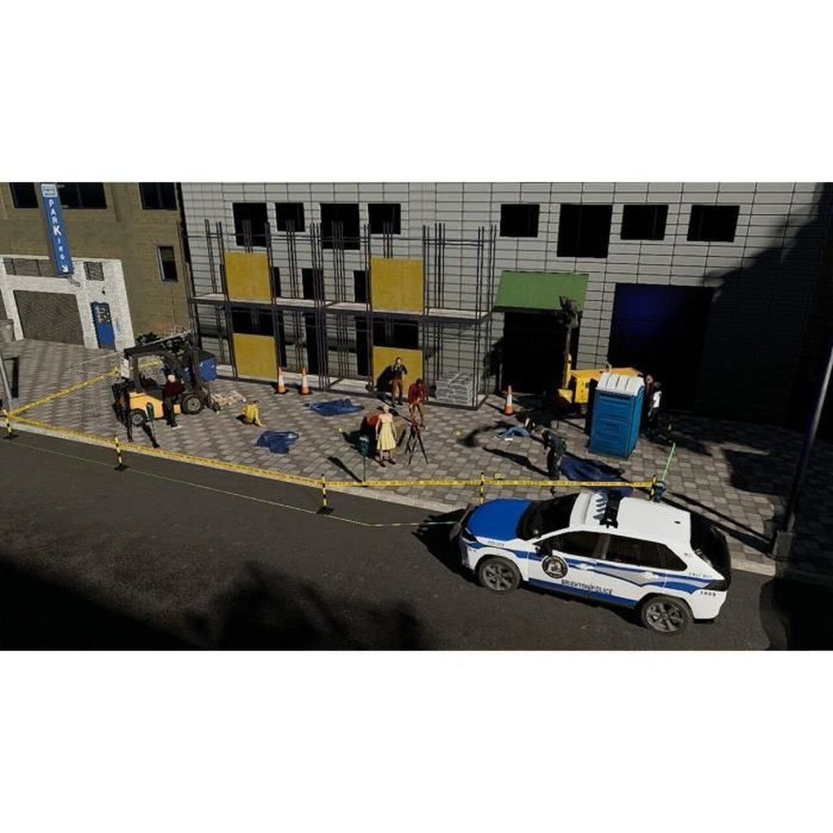 Scena del crimine: auto della polizia, nastro giallo, agenti, carrello elevatore e toilette portatile. Edificio sullo sfondo.