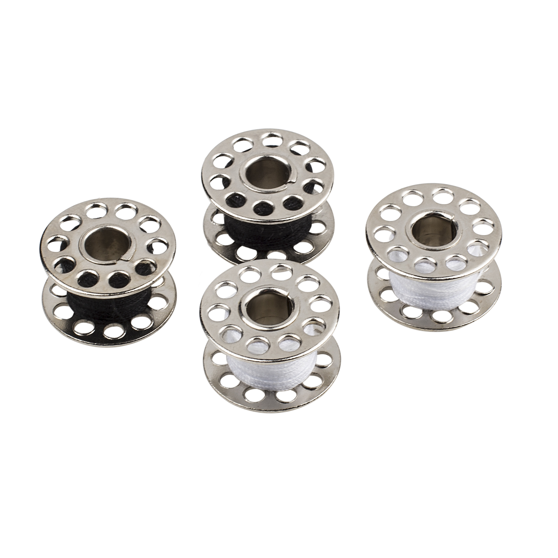 Quattro bobine di metallo per macchina da cucire su sfondo bianco. Due hanno filo nero, due filo bianco.