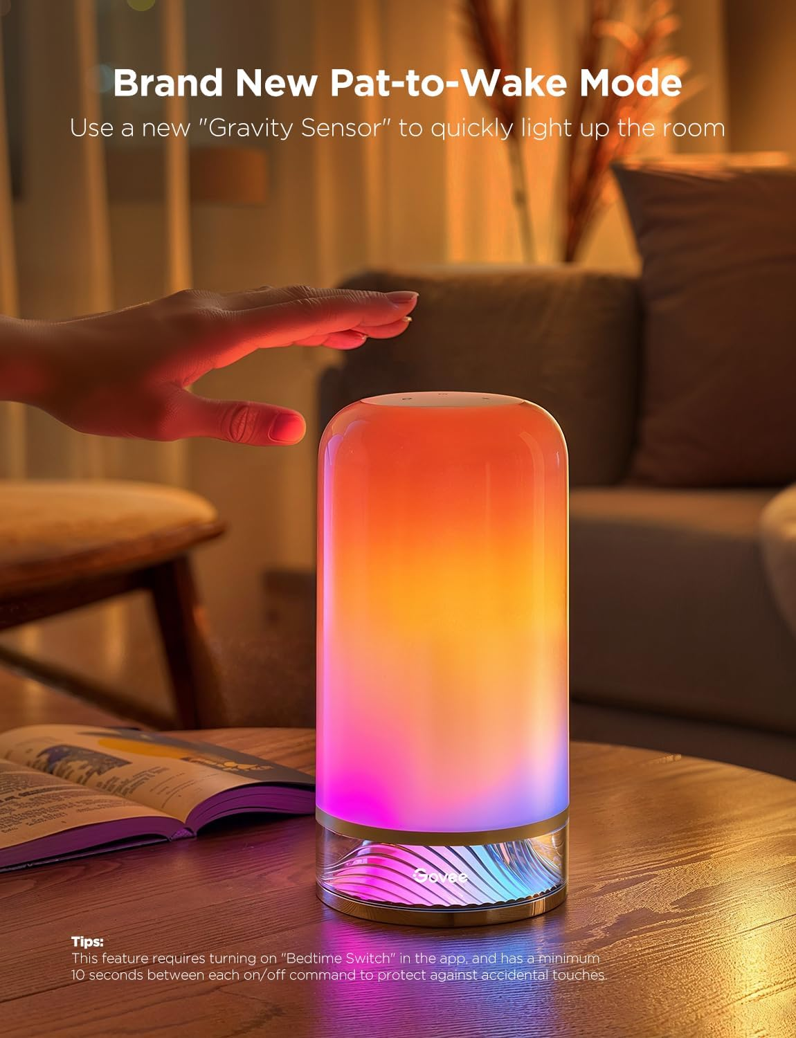 Une main tendue vers une lampe colorée. La lampe passe par des teintes orange, rose et bleu. Le texte décrit un mode 'Pat-to-Wake'.