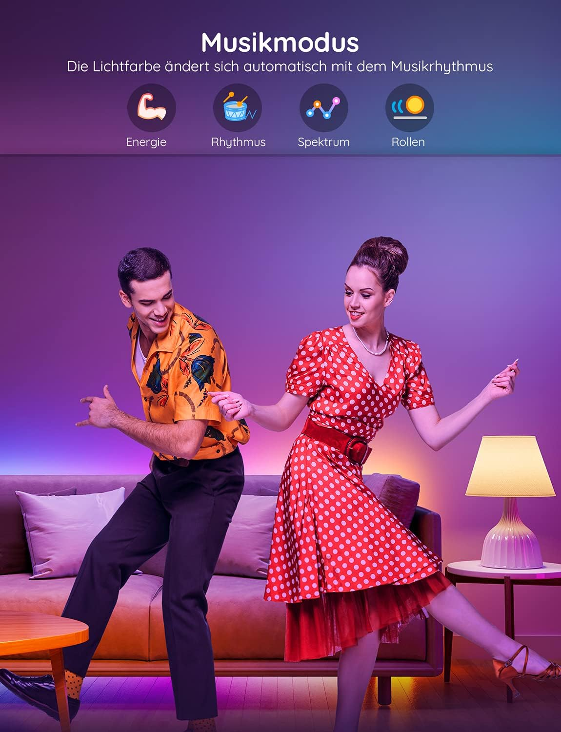 Un couple danse dans une pièce avec un éclairage coloré. La femme porte une robe rouge à pois, l'homme une chemise orange.