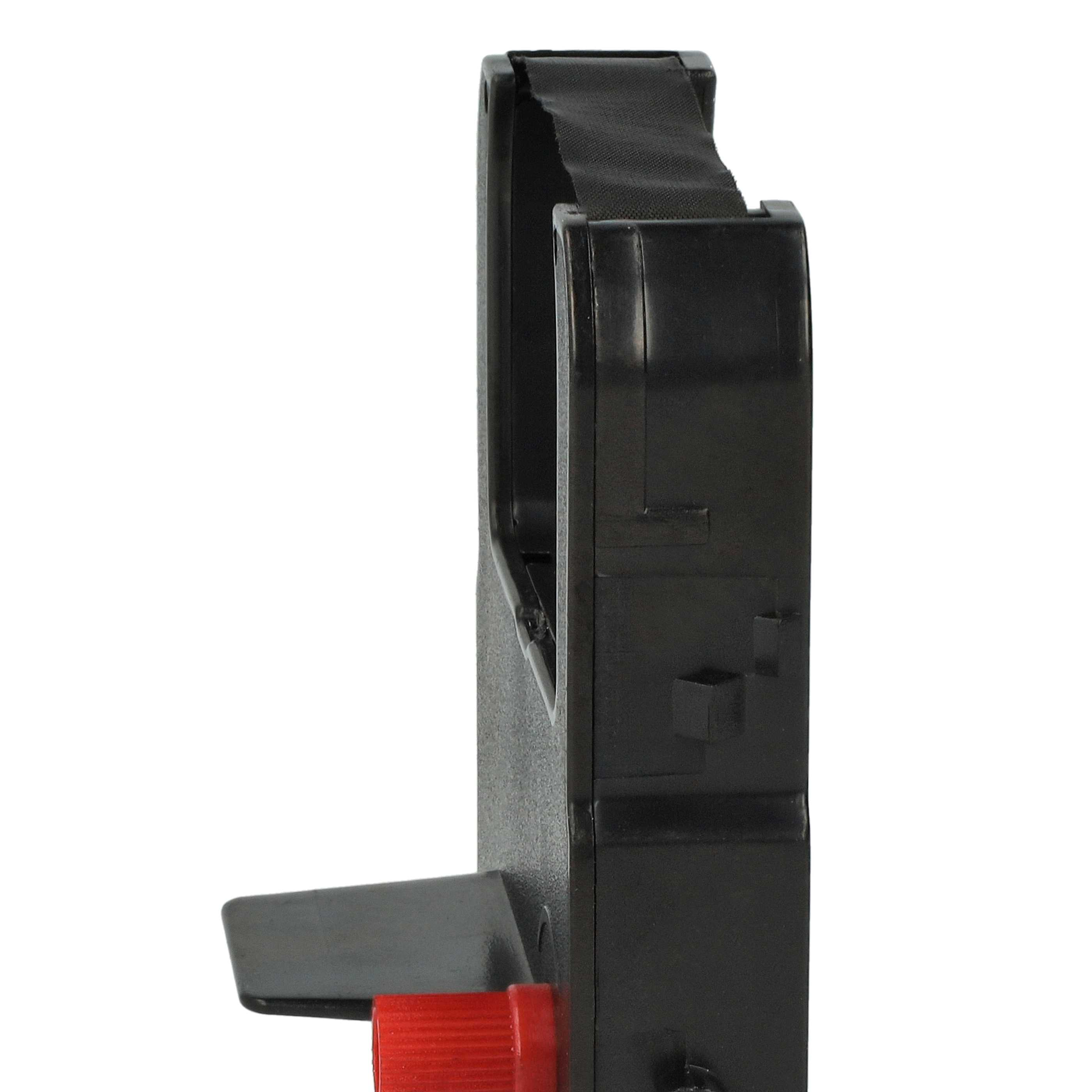 Schwarze Druckerbandkassette mit rotem Knopf. Der Hintergrund ist weiß.