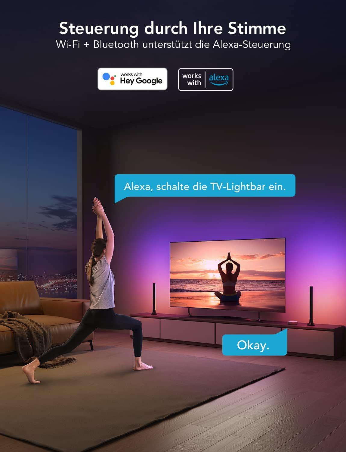 Een vrouw doet yoga, armen omhoog. Een tv toont een persoon die yoga doet. Slimme home-elementen zijn aanwezig.