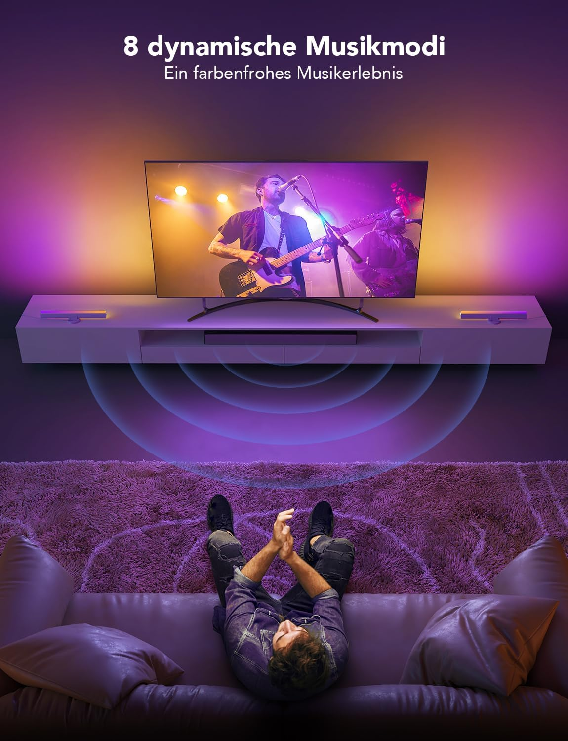 Man op een bank met gevouwen handen, tv kijkend. De tv toont een band op het podium. Paarse en oranje verlichting.