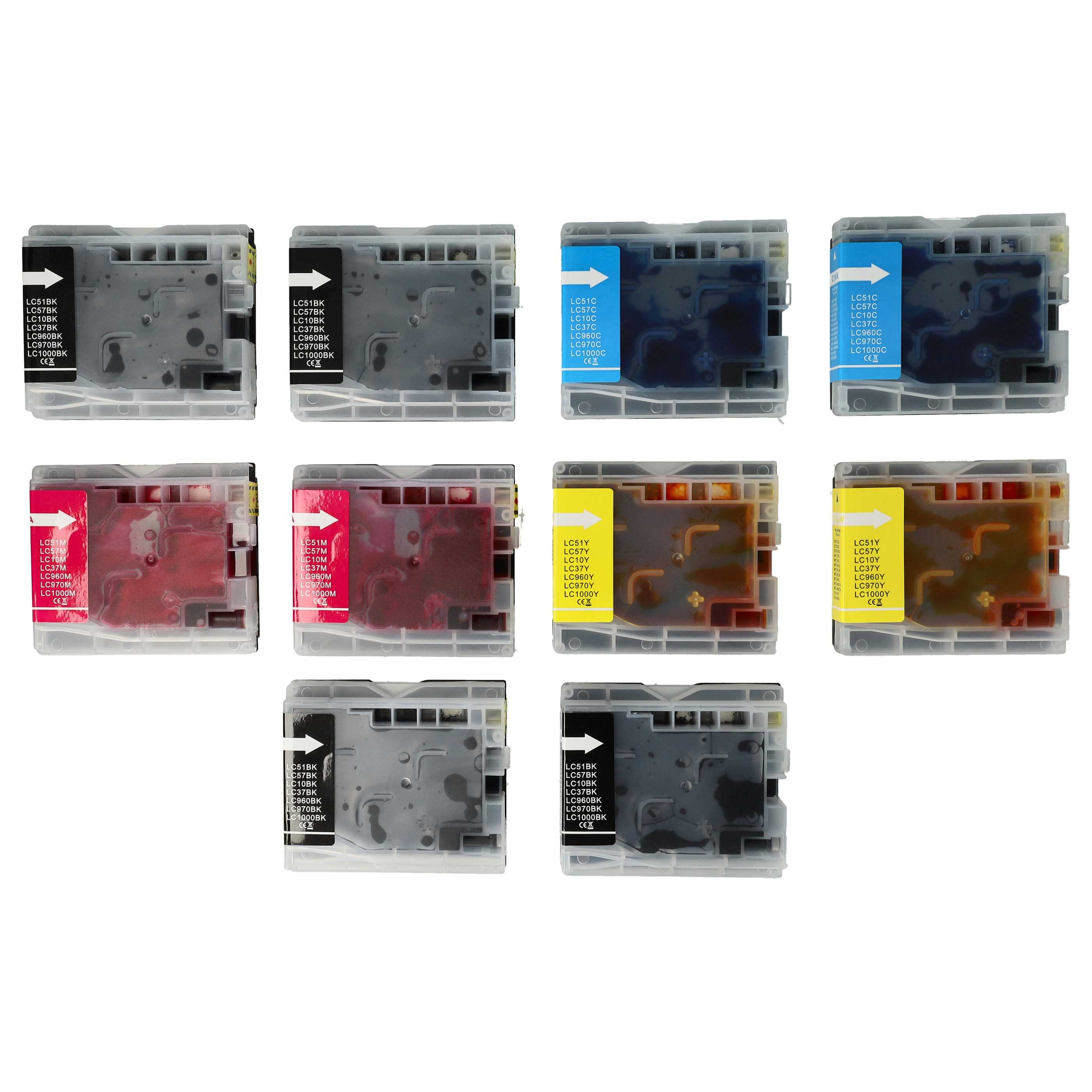 Das Bild zeigt mehrere Tintenpatronen. Sie sind schwarz, cyan, magenta und gelb. Jede hat Etiketten und Pfeilmarkierungen.