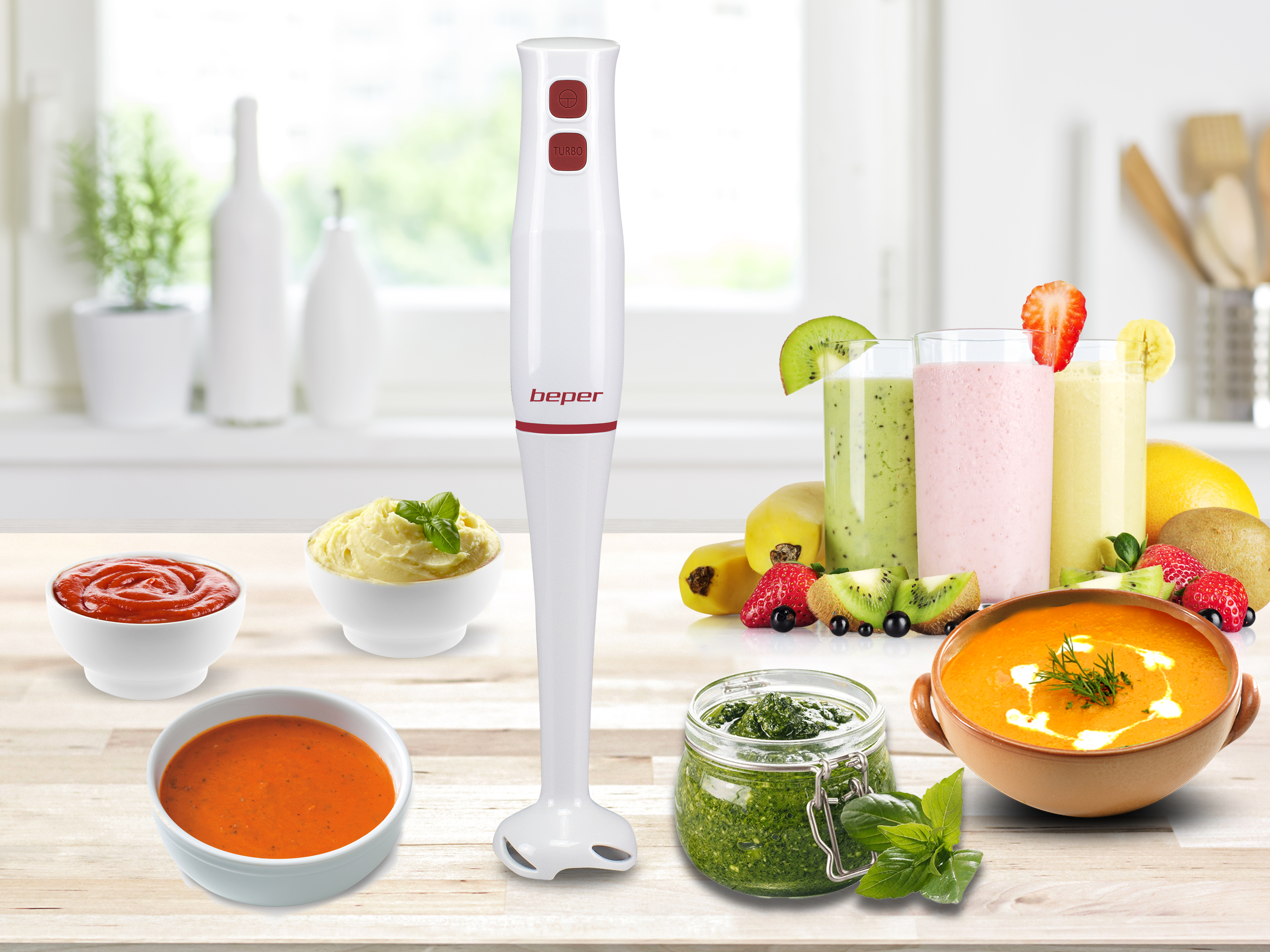 Biały blender, miski z zupą i sosami, koktajle, owoce i pesto na drewnianym stole.