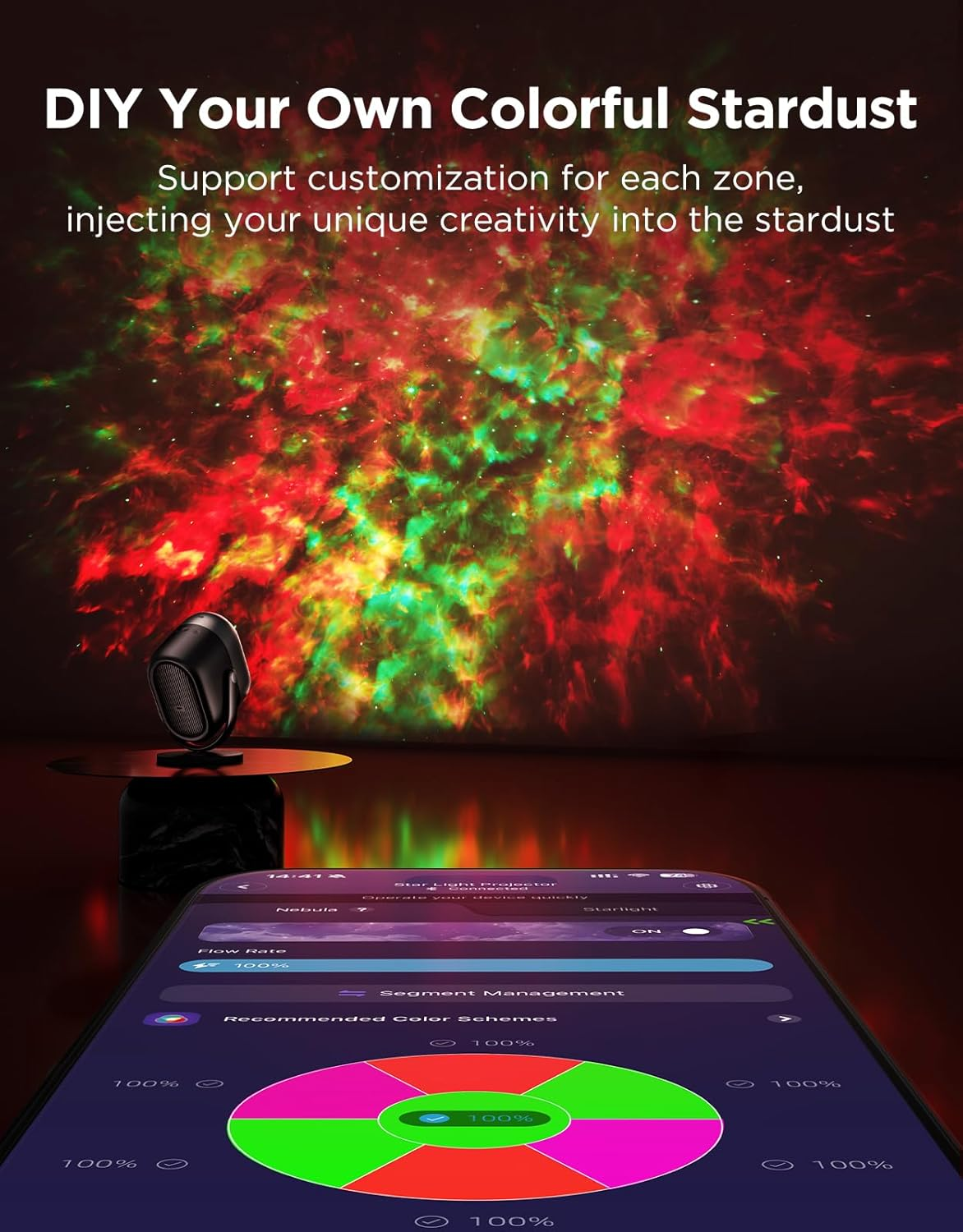 Een sterrenprojector projecteert een kleurrijke nevel op een muur. Een telefoon toont kleurinstellingen. De projector staat op een tafel.