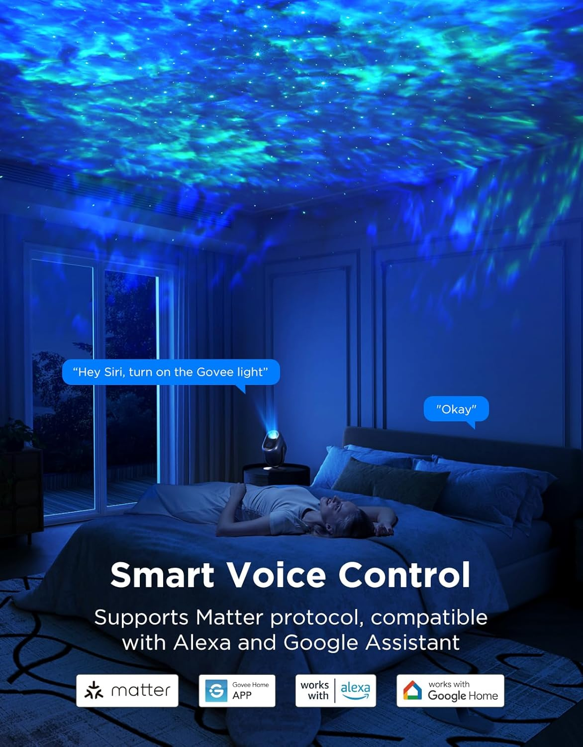 Een slaapkamer met een galaxy lichtprojector. Een persoon ligt op bed. Tekst zegt 'Smart Voice Control' en compatibiliteit met Alexa.