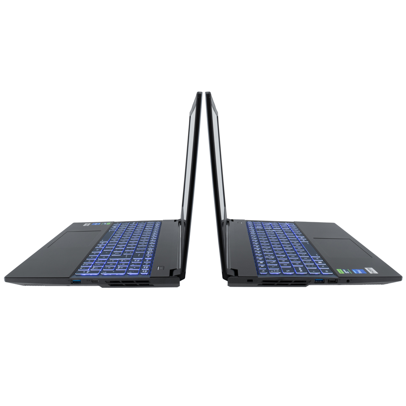 Dos portátiles negros se enfrentan. Los teclados tienen retroiluminación azul y están abiertos sobre un fondo blanco.