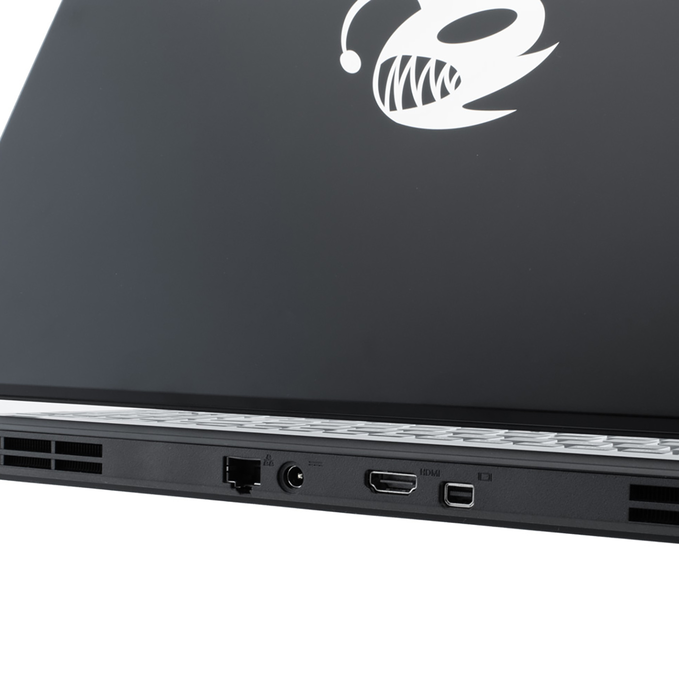 Un portátil negro con un logotipo blanco. Los puertos son visibles: Ethernet, alimentación, HDMI y USB. La ventilación está a la izquierda.