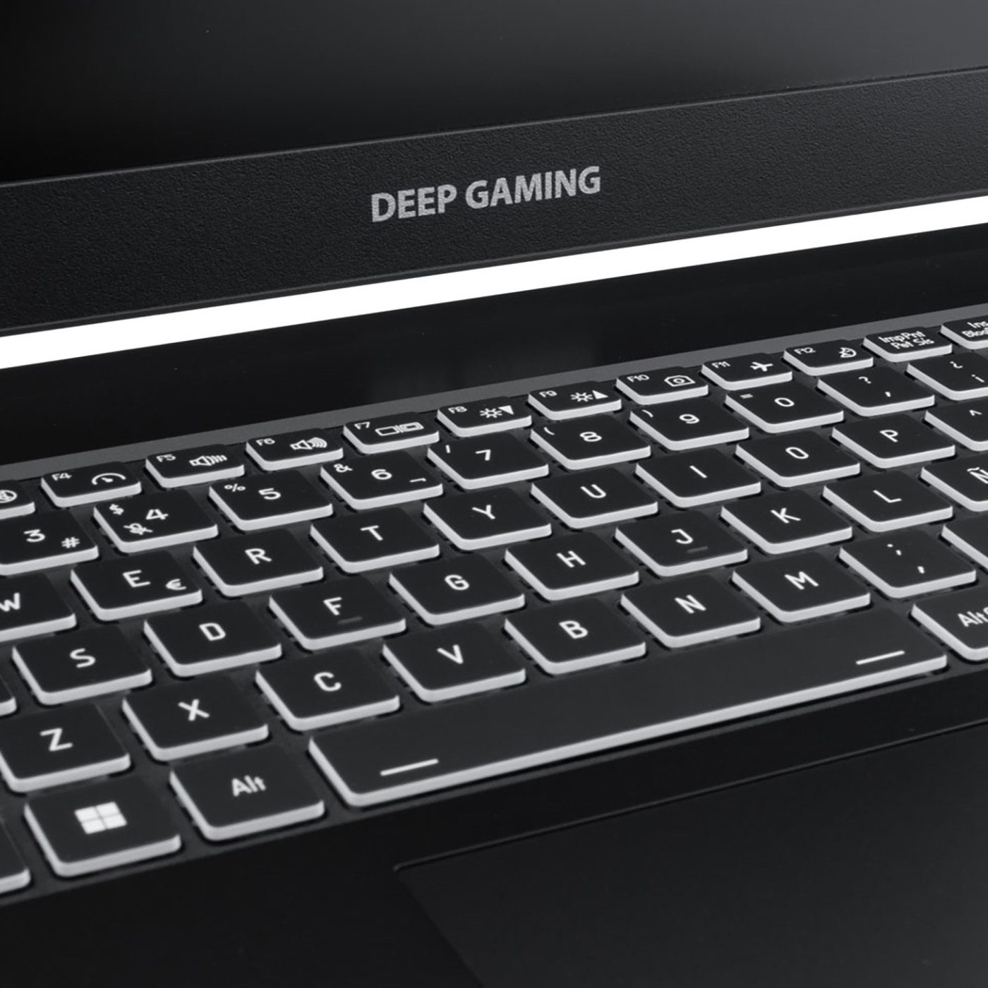 Primer plano de un teclado de portátil negro con letras blancas. La palabra 'DEEP GAMING' está encima del teclado. Teclas visibles.