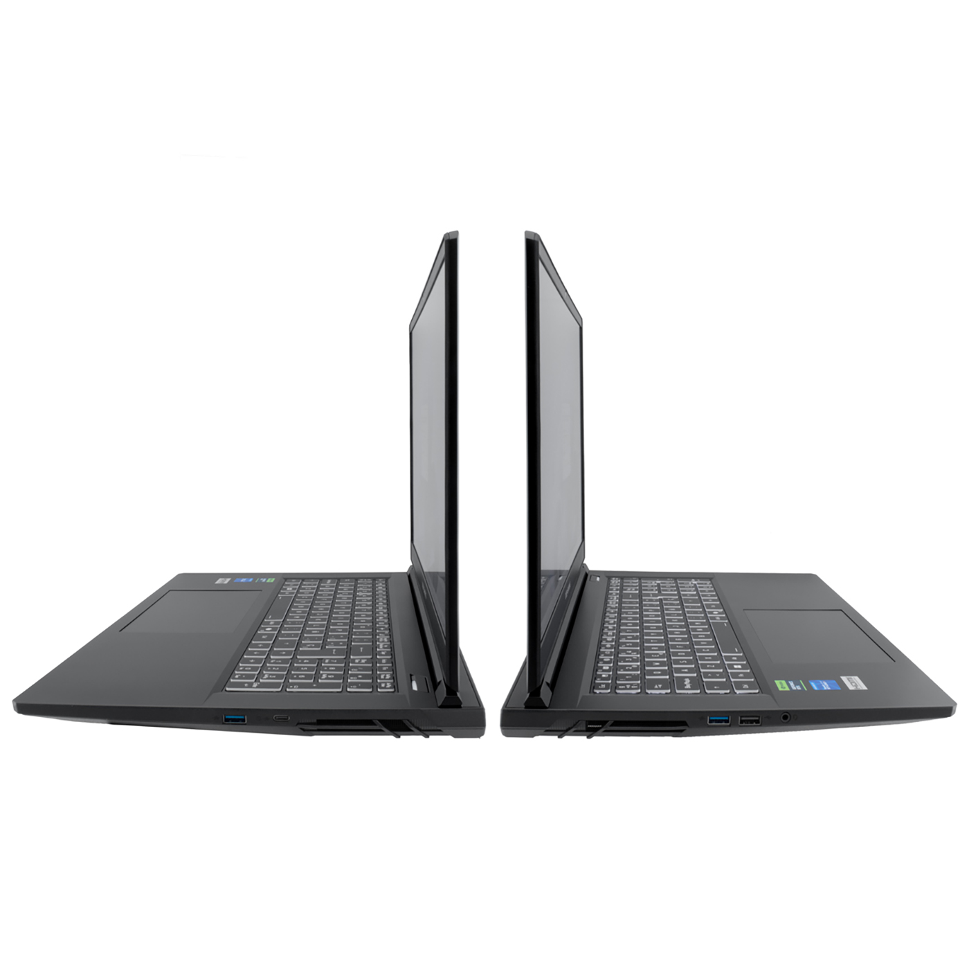 Se muestran dos portátiles negros, uno frente al otro. Cada uno tiene una pantalla abierta, teclado visible, sobre fondo blanco.