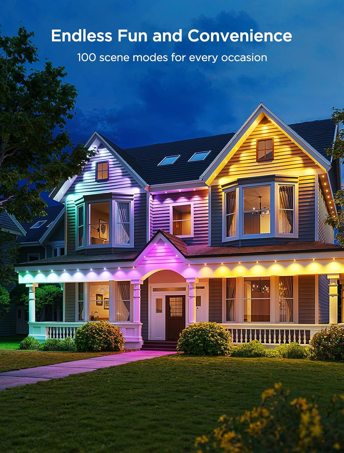 Dom nocą z kolorowymi światłami. Dom ma ganek i trawnik. Niebo jest granatowe.