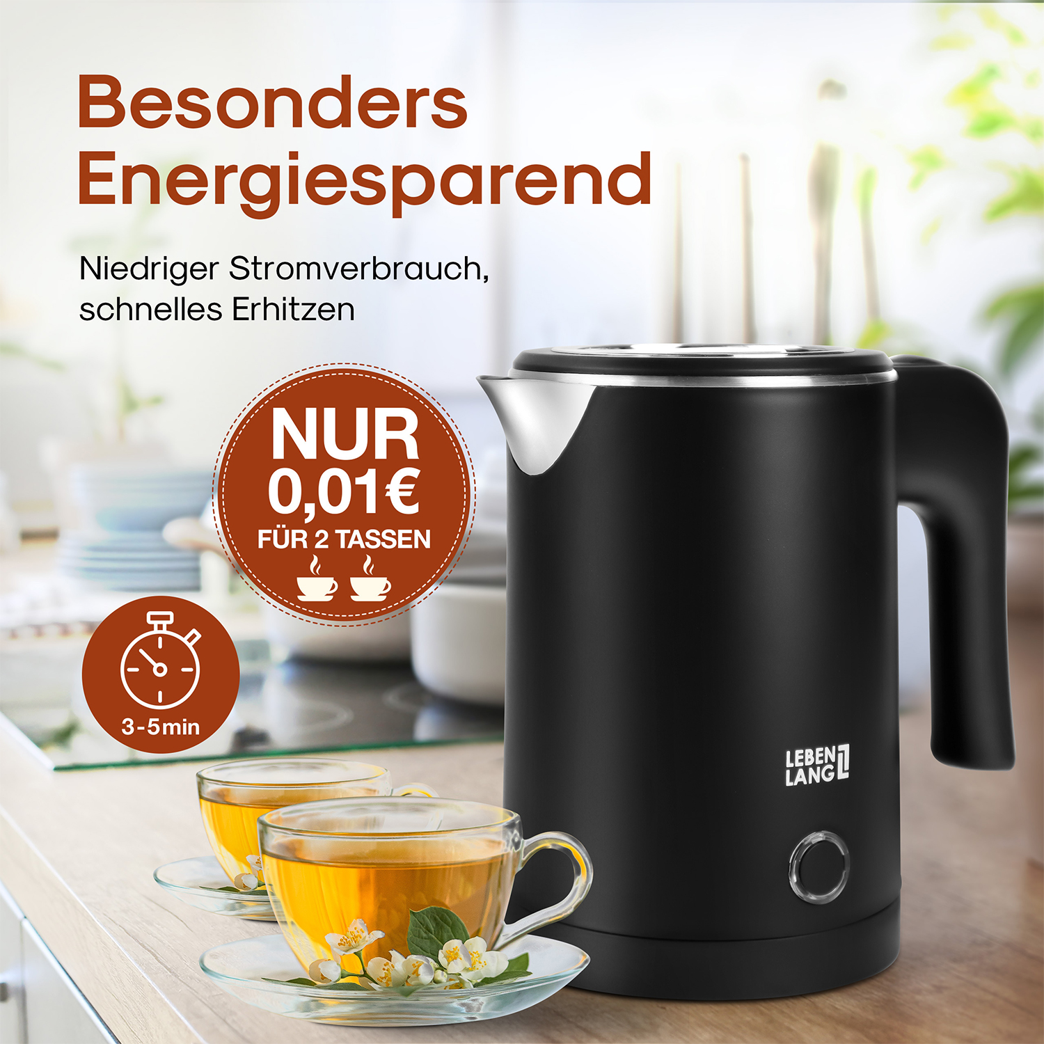 Un bollitore elettrico nero con due tazze di tè, fiori di gelsomino e testo che indica efficienza energetica e riscaldamento rapido.