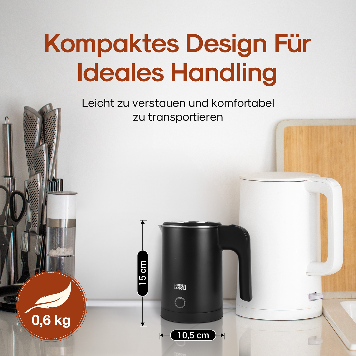 Un bollitore nero accanto a uno bianco. Il testo in alto dice: 'Kompaktes Design Für Ideales Handling'.