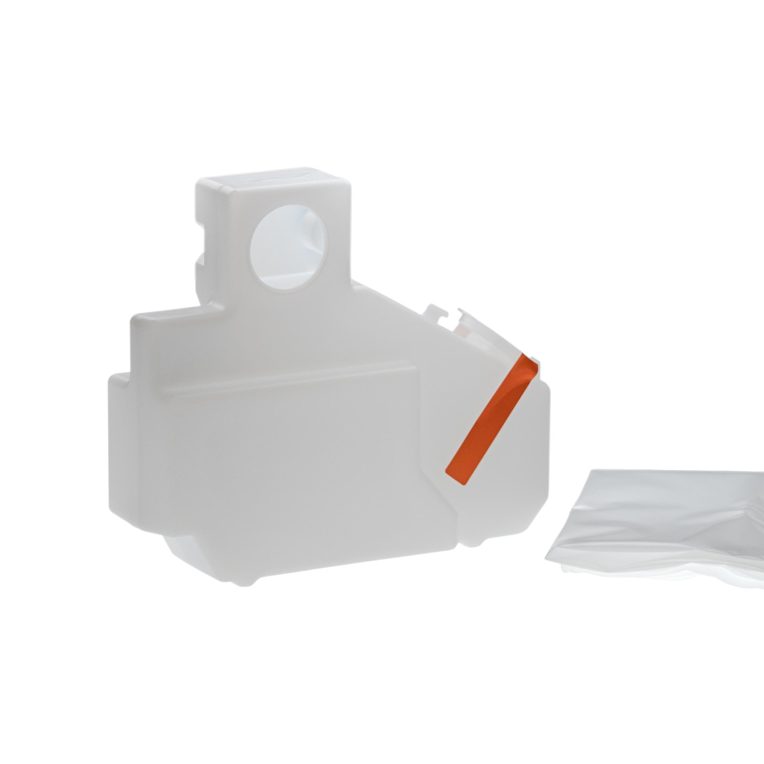 Ein weißer Plastikbehälter mit einem orangefarbenen Streifen und eine durchscheinende Plastiktüte auf weißem Grund.