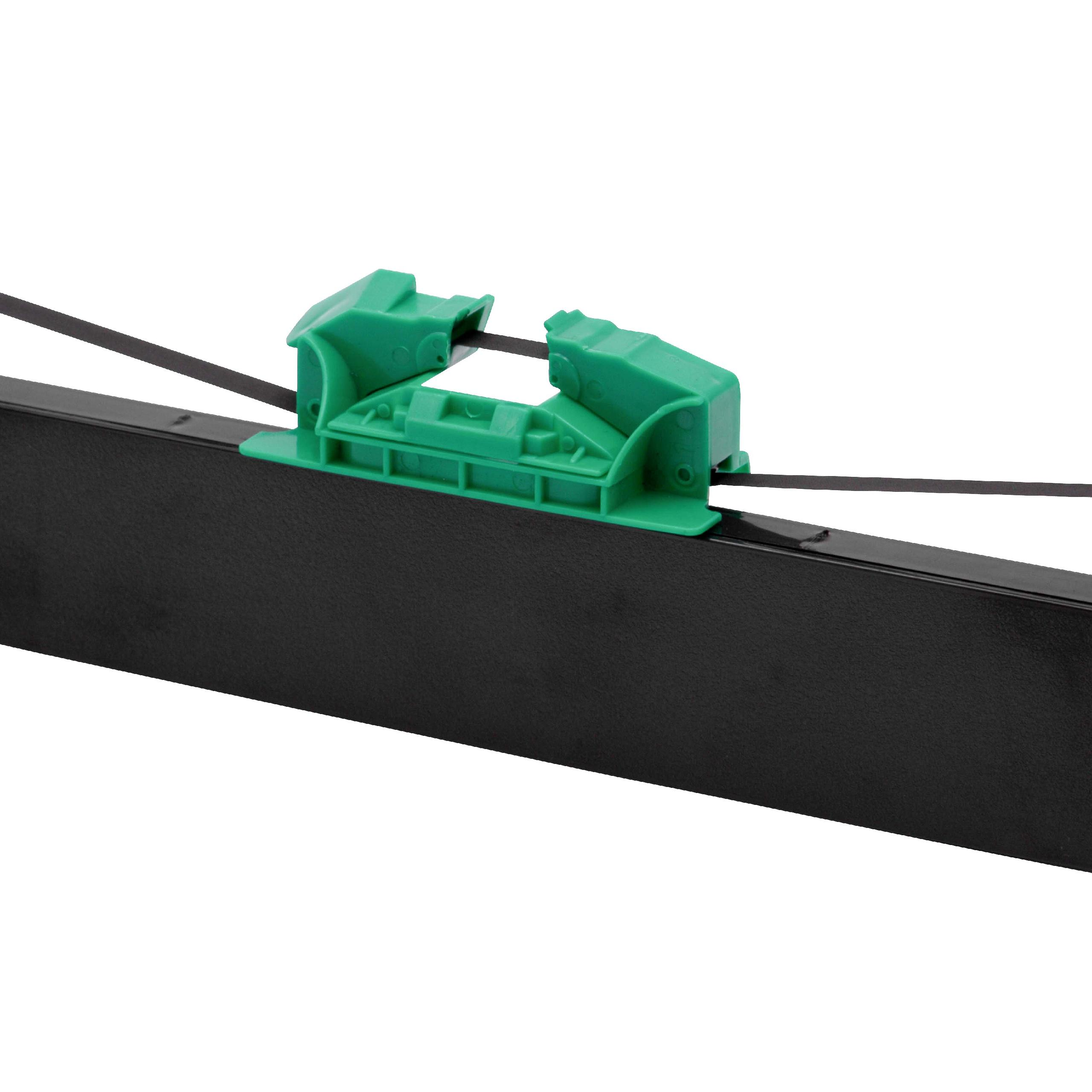 Nahaufnahme eines schwarzen Objekts mit grünen Clips, die einen schwarzen Riemen vor weißem Hintergrund halten.