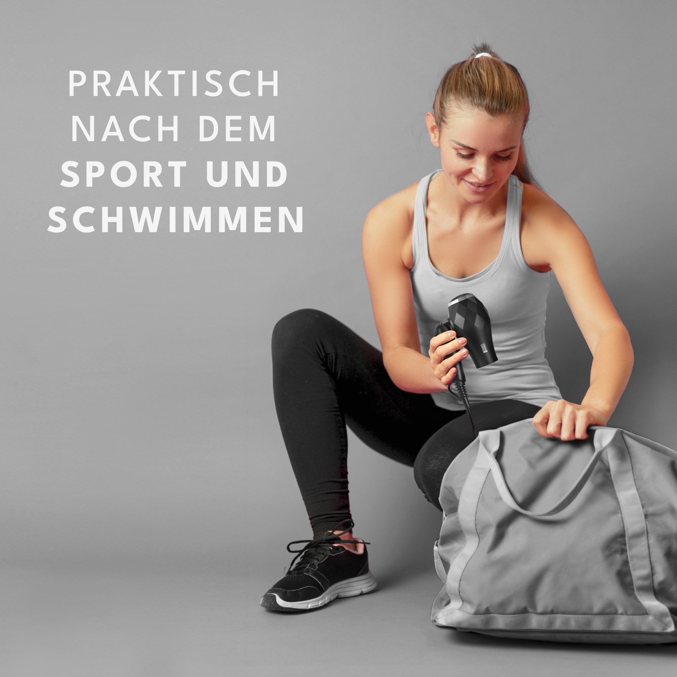 Una donna con asciugacapelli e borsa. Testo: pratico dopo sport e nuoto. Sfondo grigio.