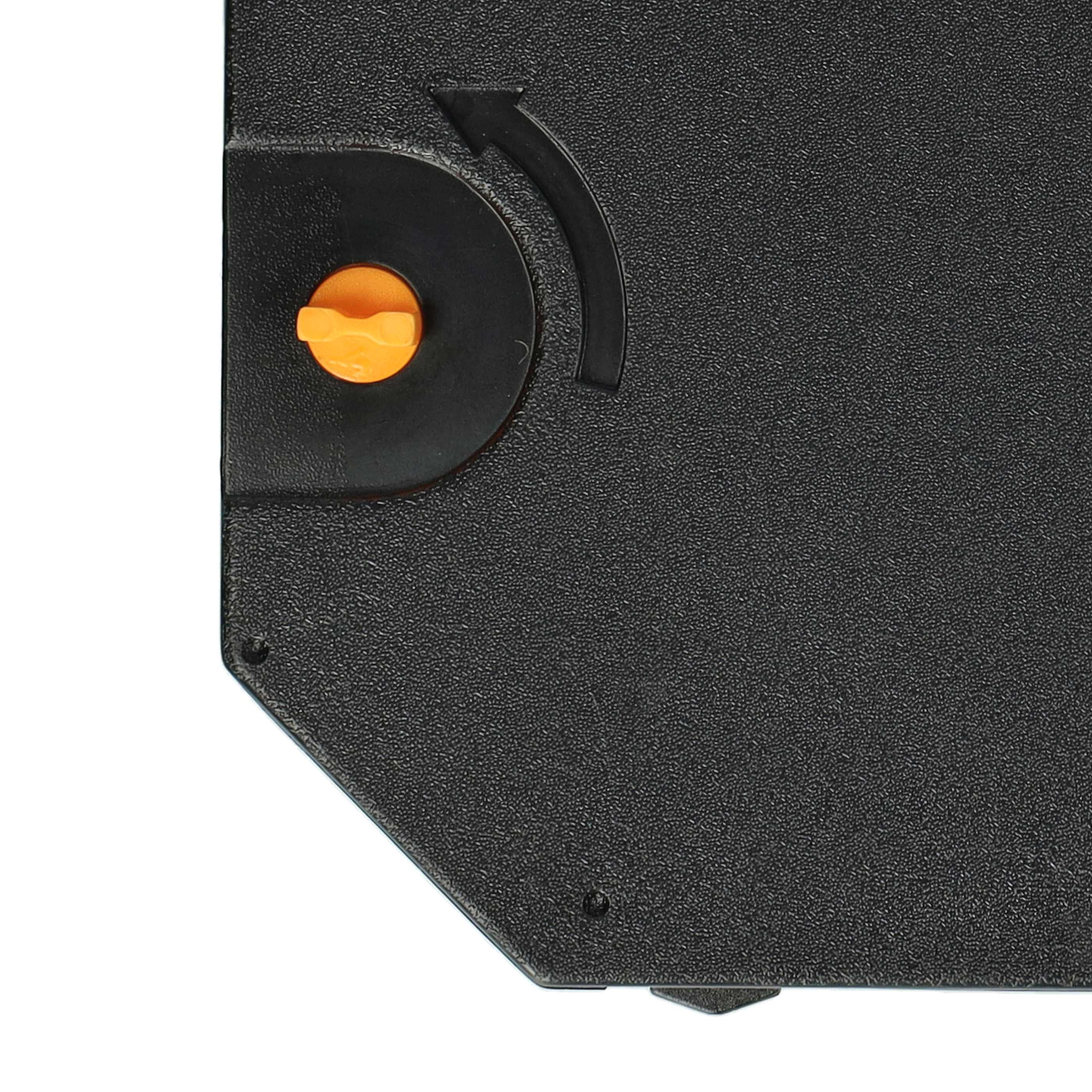 Nahaufnahme von schwarzem strukturiertem Kunststoff mit einem orangefarbenen Knopf und einem schwarzen Pfeilsymbol. Weißer Hintergrund.