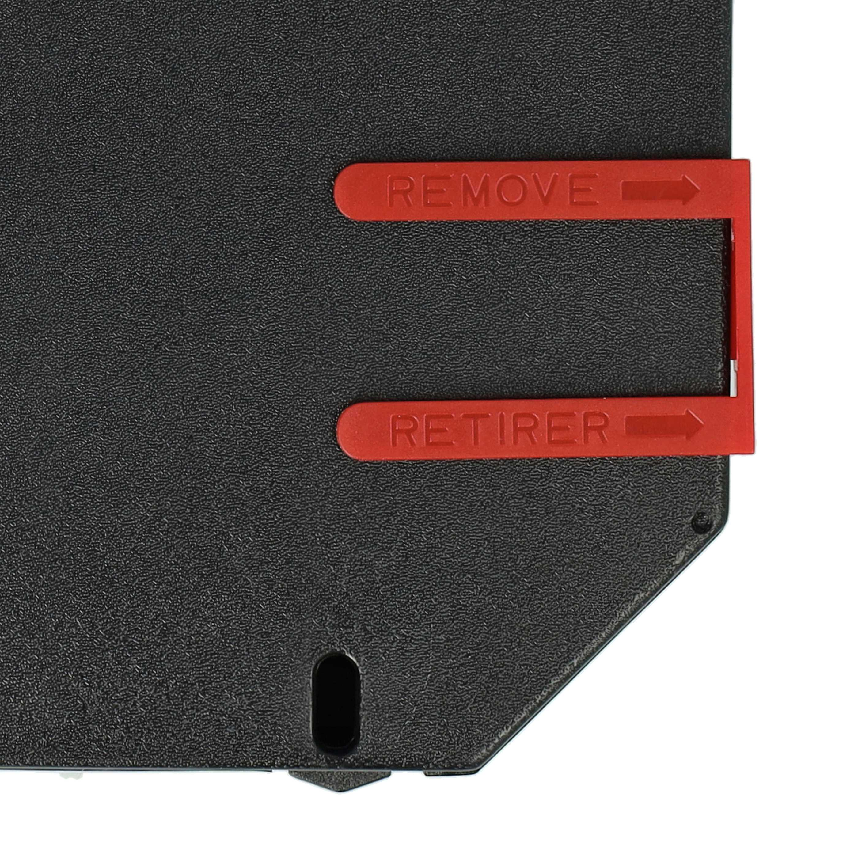 Schwarze strukturierte Oberfläche mit roten Kunststoffhalterungen mit der Aufschrift 'REMOVE' und 'RETIRER' und Pfeilen, weißer Hintergrund.