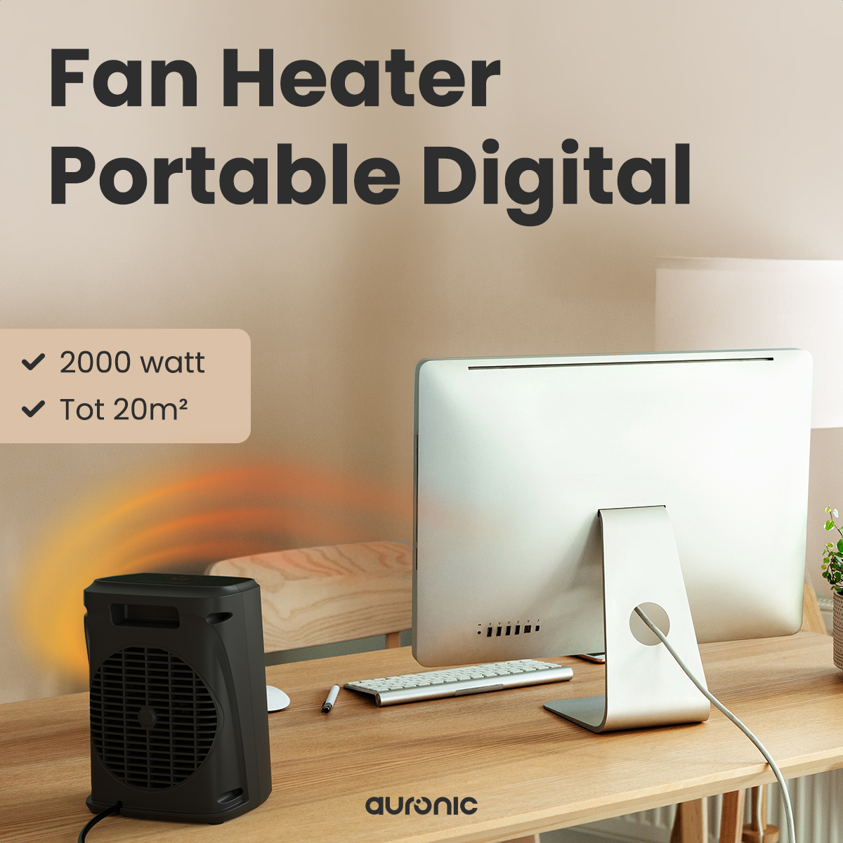 Een zwarte ventilatorkachel staat op een houten bureau. Een computer, toetsenbord en lamp staan ook op het bureau. De tekst 'Fan Heater Portable Digital' staat bovenaan.