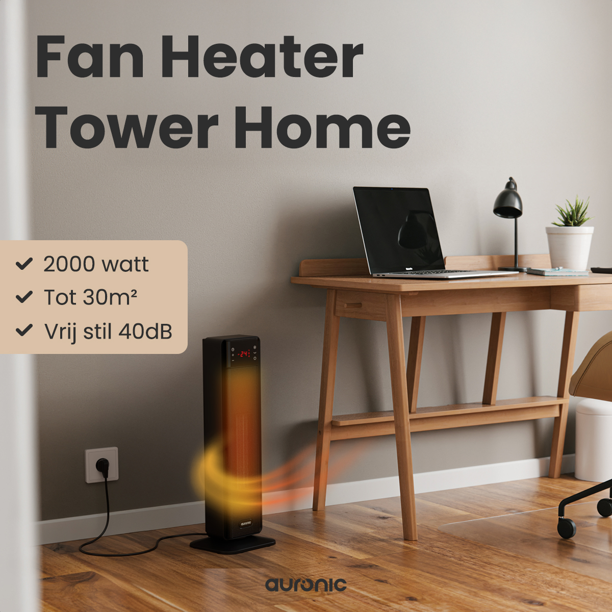 Een zwarte torenventilator staat op een houten vloer. Een bureau met laptop, lamp en plant staat op de achtergrond.