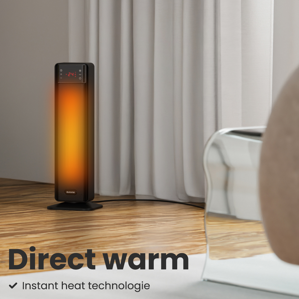 Zwarte elektrische kachel met oranje gloed, op een houten vloer, dichtbij witte gordijnen en een doorzichtige stoel.