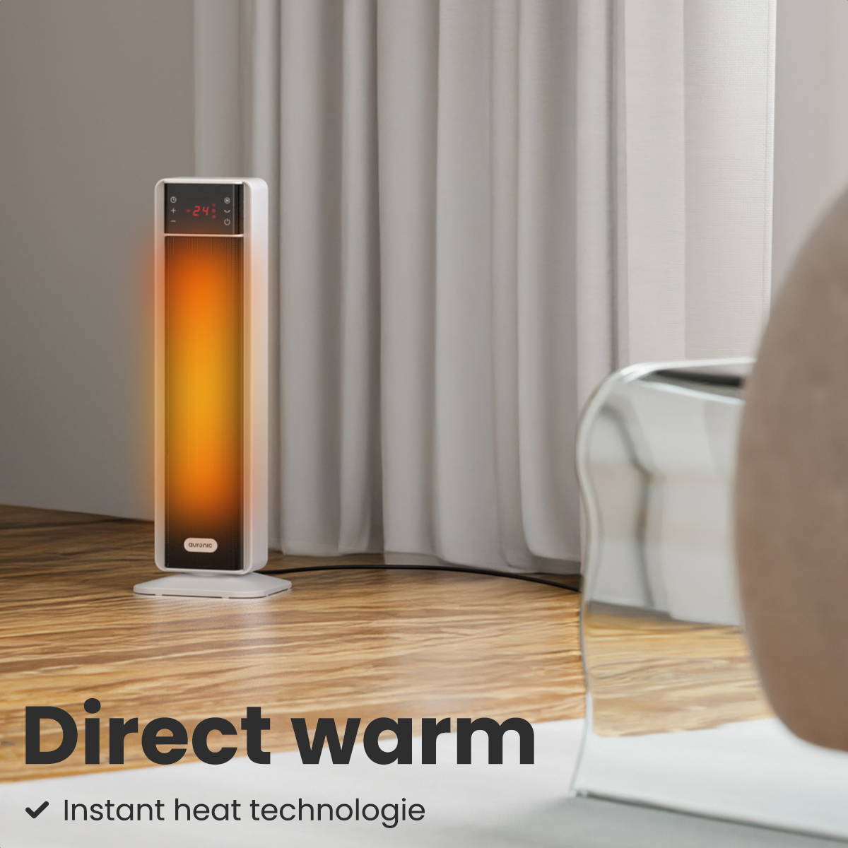 Een witte elektrische kachel staat op een houten vloer, met een licht gordijn op de achtergrond. De kachel toont een digitaal display.