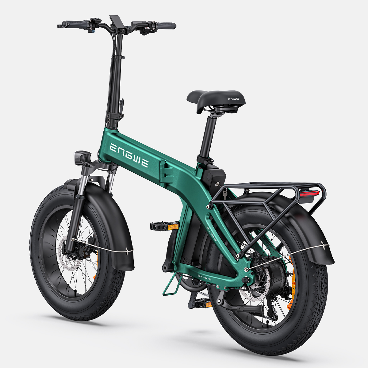 Zielony rower elektryczny ENGWE na białym tle. Ma duże opony, czarne siodełko i bagażnik nad tylnym kołem.