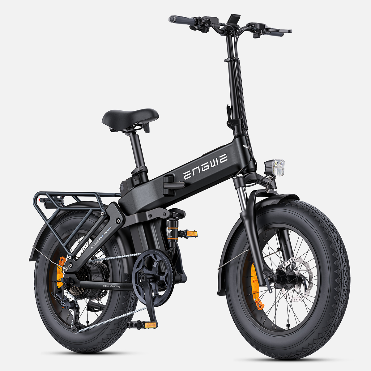 Czarny rower elektryczny ENGWE na białym tle. Ma duże opony, tylny bagażnik i reflektor. Rower jest złożony.