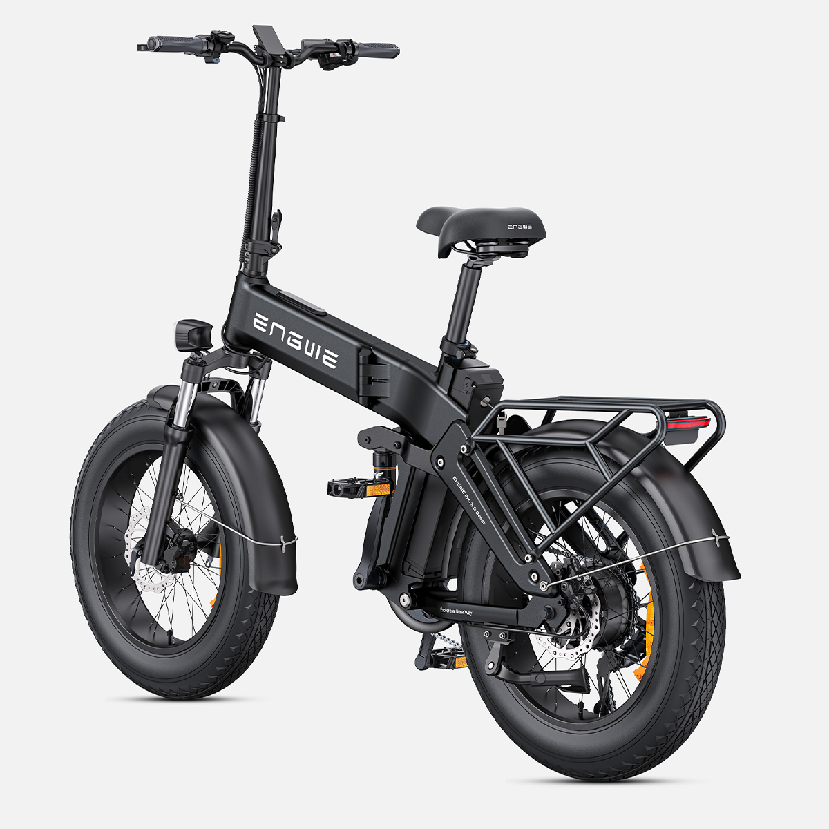 Czarny rower elektryczny ENGWE z grubymi oponami, tylnym bagażnikiem i reflektorem. Tło jest jednolicie białe.