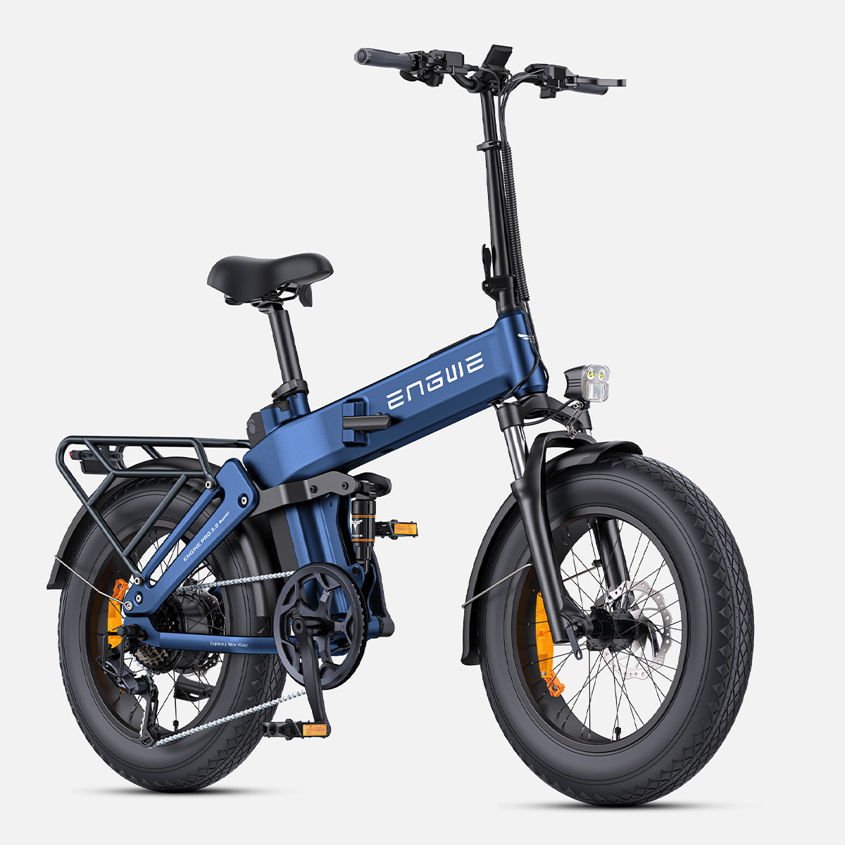 Niebieski rower elektryczny ENGWE. Ma grube opony, czarne siodełko i bagażnik. Rama jest składana.