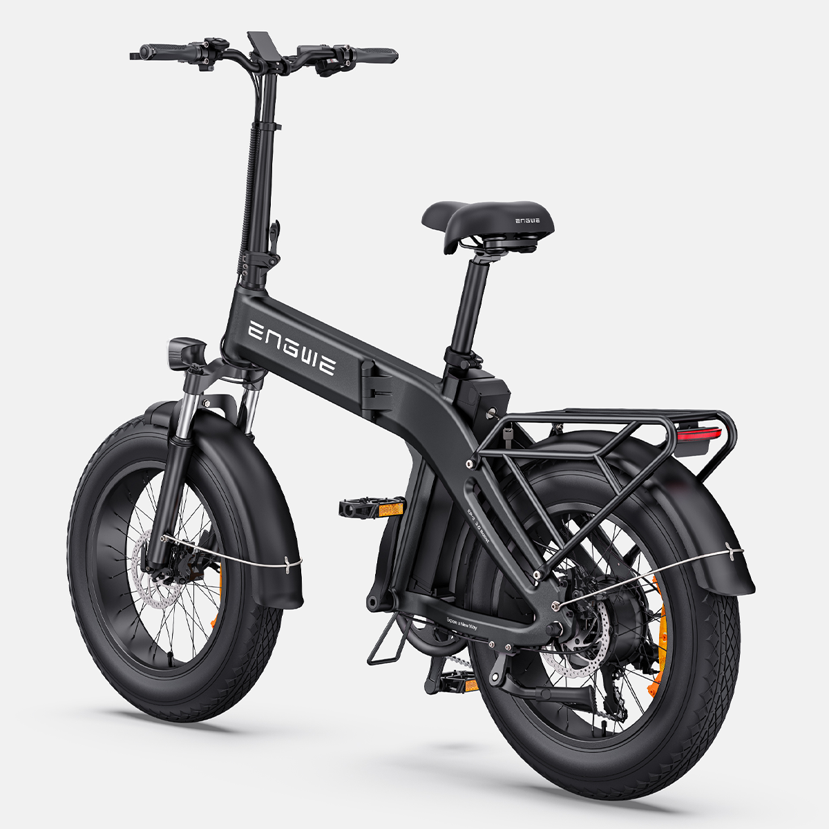 Czarny elektryczny rower składany ENGWE. Ma grube opony, bagażnik i mały wyświetlacz.