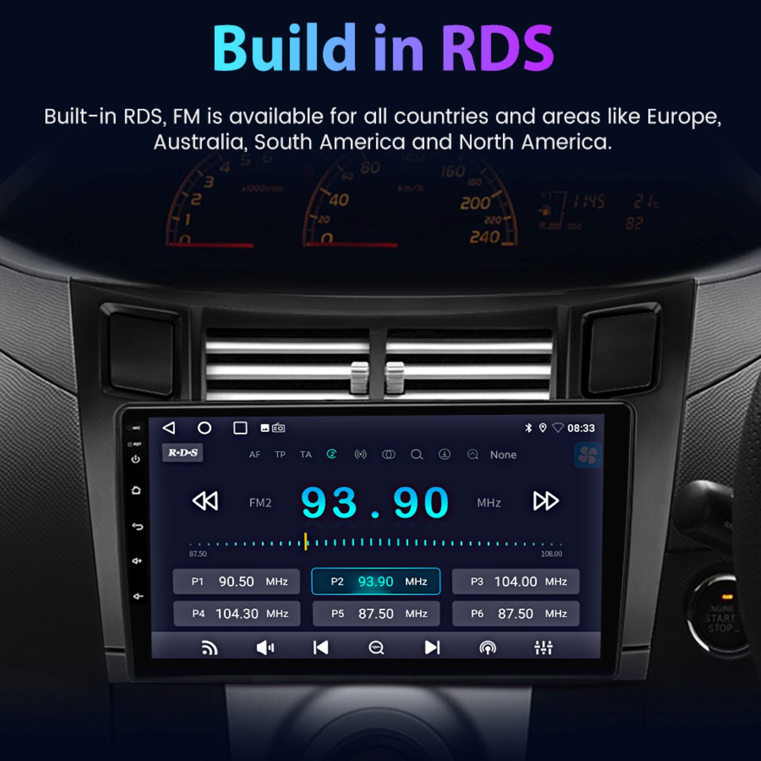 Schermo dell'autoradio che mostra la frequenza FM 93,90 MHz. Lo schermo è nel cruscotto di un'auto.