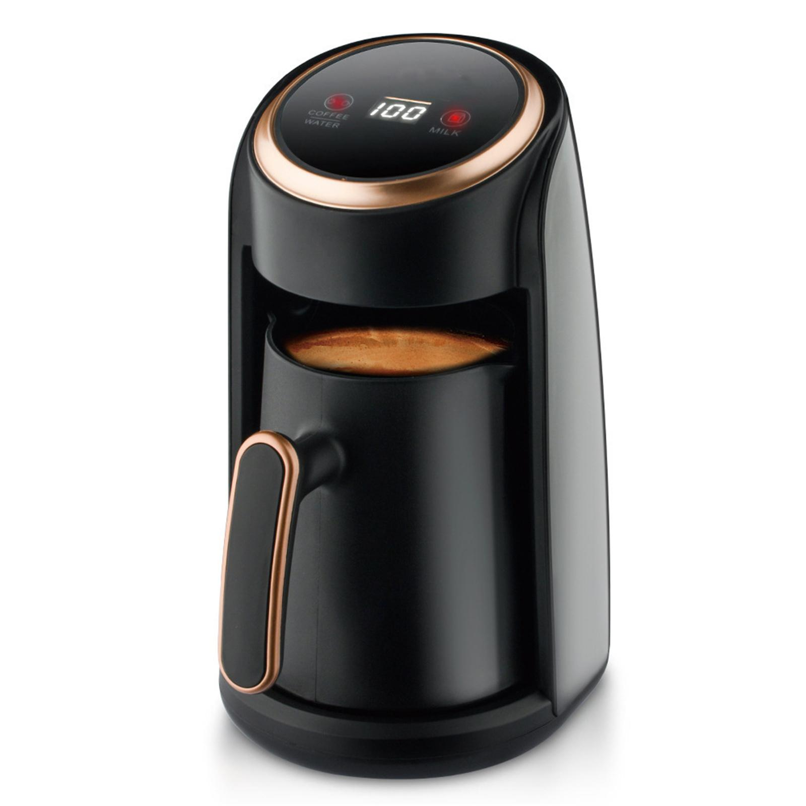 Schwarze und goldene Kaffeemaschine mit digitaler Anzeige 100. Kaffee im Topf. Knöpfe für Kaffee/Wasser und Milch.