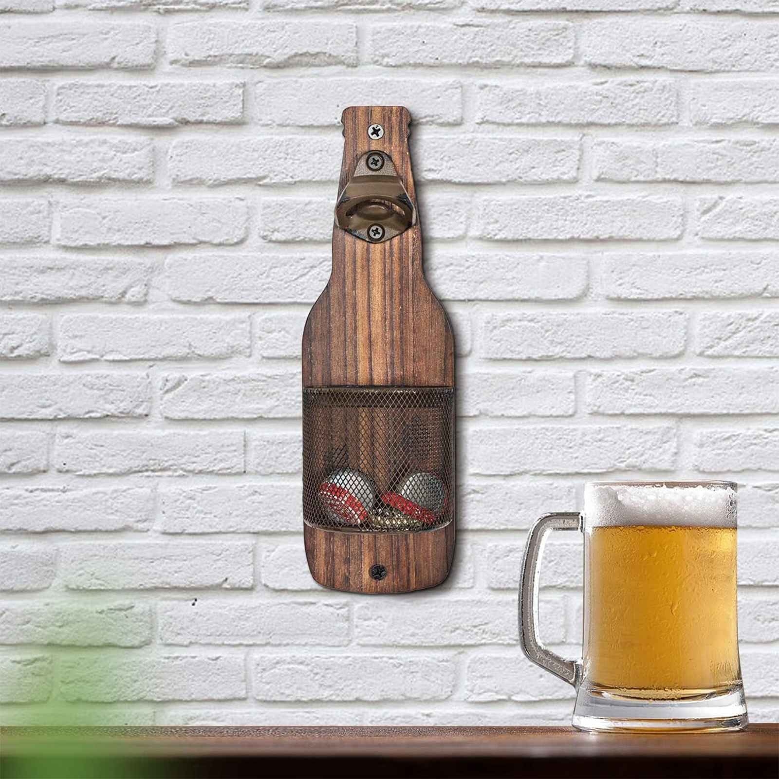 Holzflaschenöffner mit Kronkorken, neben einem Bierkrug auf einer Holzoberfläche, vor einer weißen Ziegelmauer.