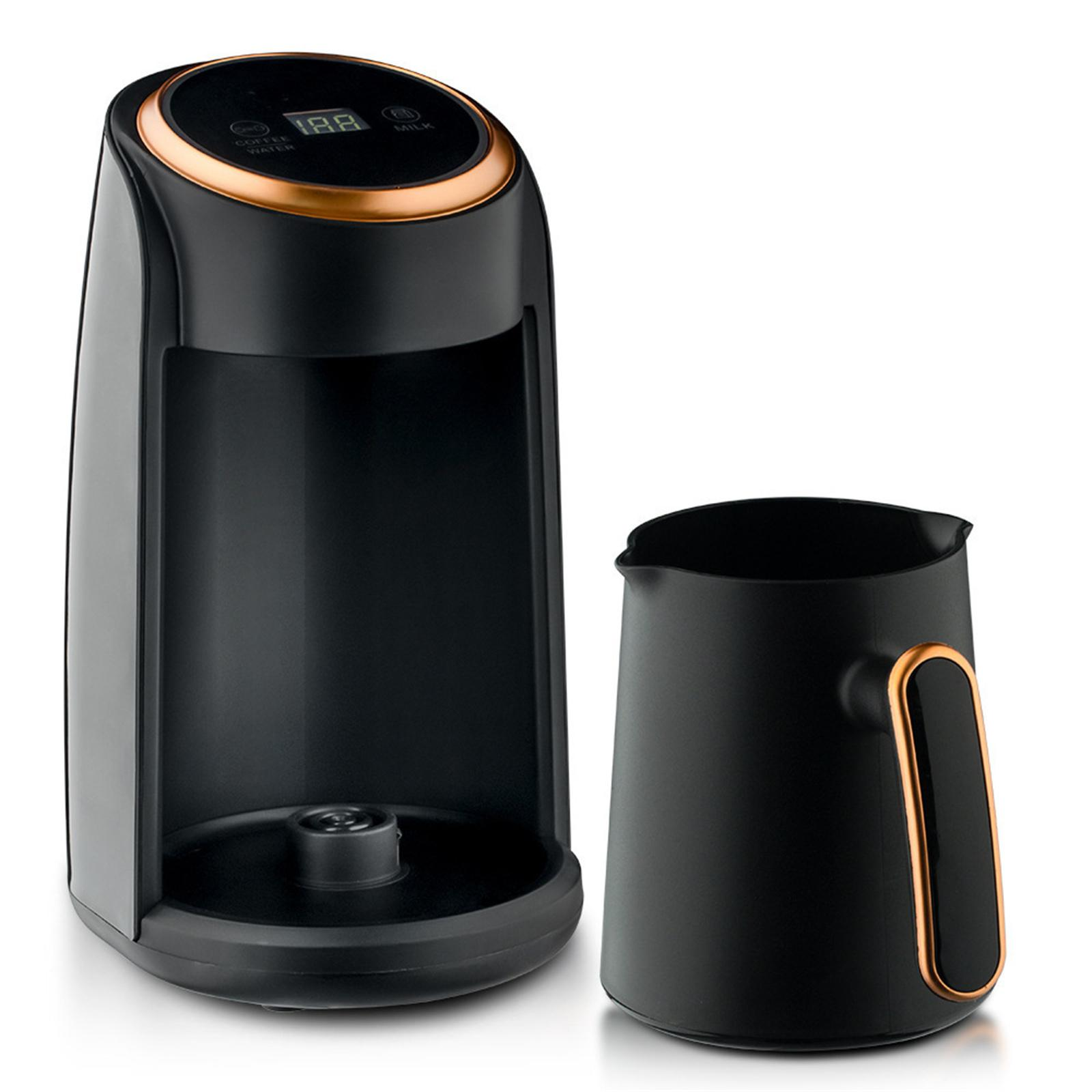 Eine schwarze Kaffeemaschine mit kupferfarbenen Akzenten neben einem schwarzen Krug. Digitalanzeige zeigt Zahlen.