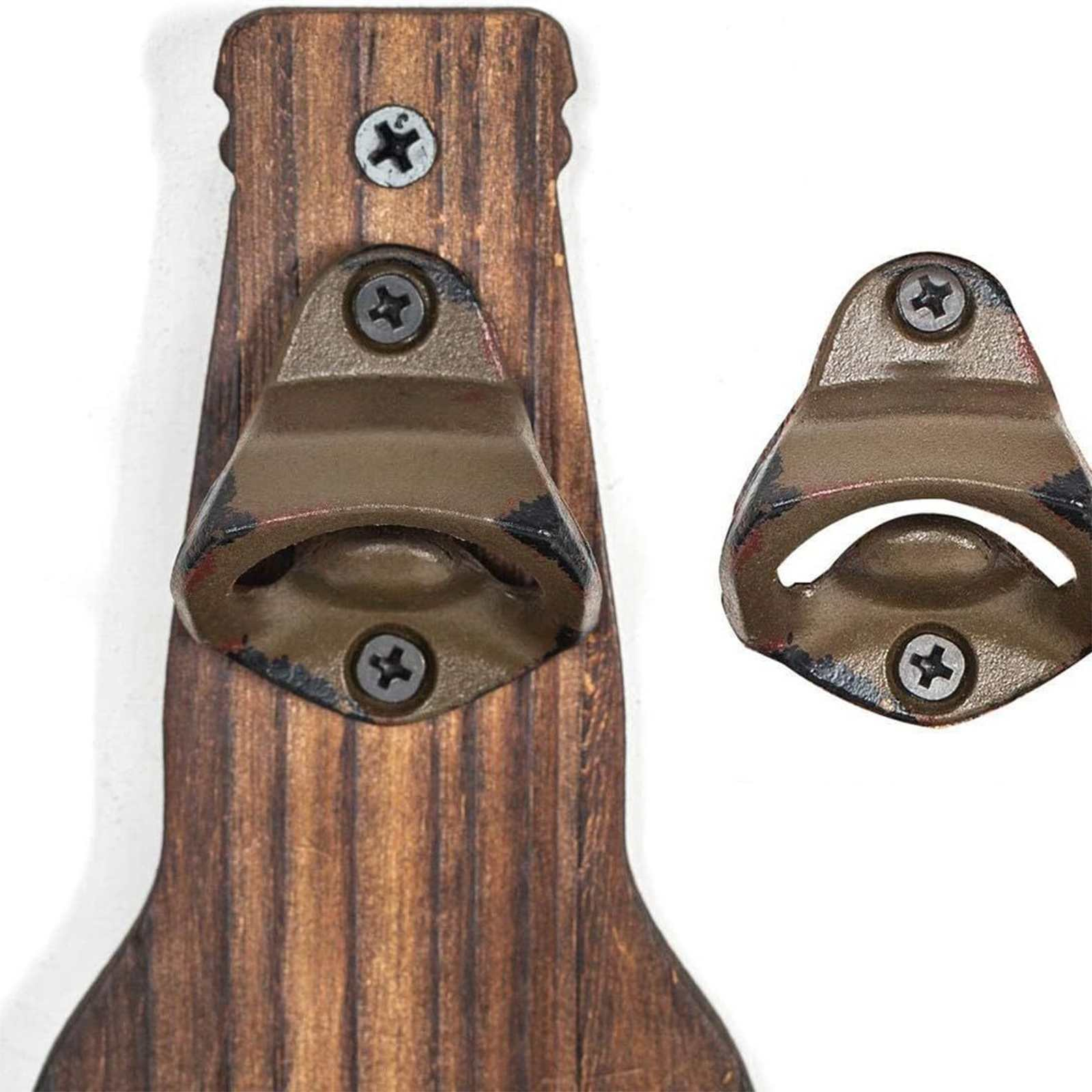Flaschenöffner aus Holz an einer Tafel, mit einem separaten Öffner daneben. Beide haben braune und schwarze Details.