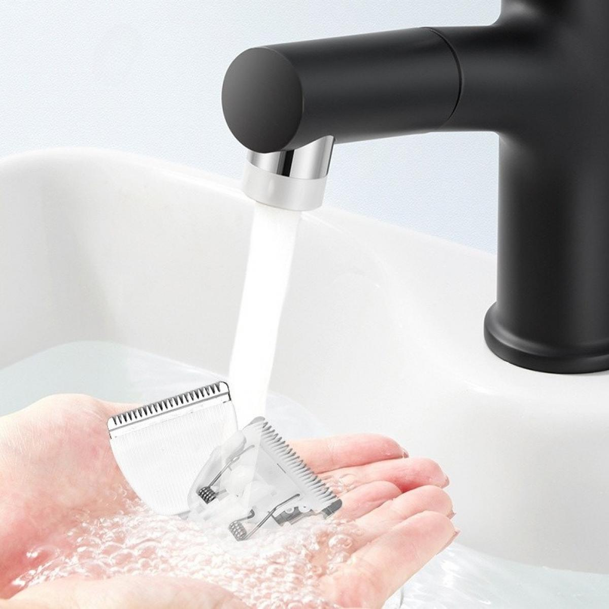 Hände halten Klingen unter fließendem Wasser aus einem schwarzen Wasserhahn in einem weißen Waschbecken.