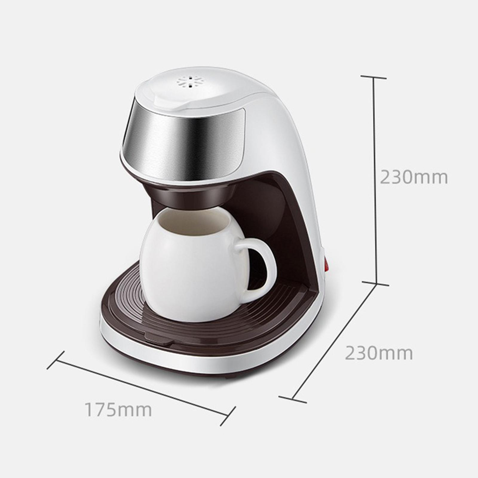 Kaffeemaschine mit weißer Tasse. Silbernes, braunes und weißes Design. Abmessungen: 230 mm, 175 mm.
