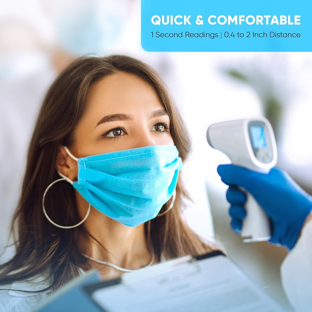 Eine Frau mit Gesichtsmaske lässt ihre Temperatur mit einem digitalen Thermometer messen. Eine Person mit Handschuhen hält das Thermometer.